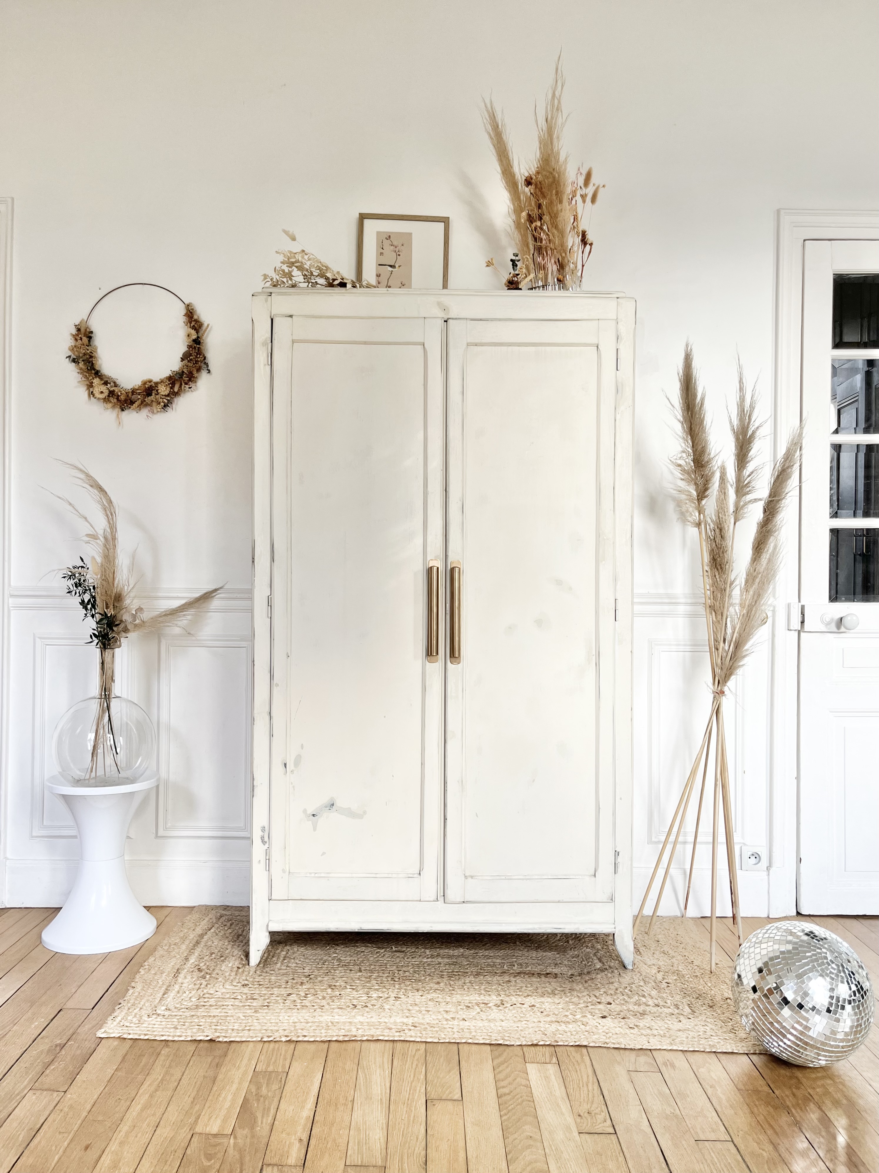 Armoire vintage patine crème bleu outre-mer