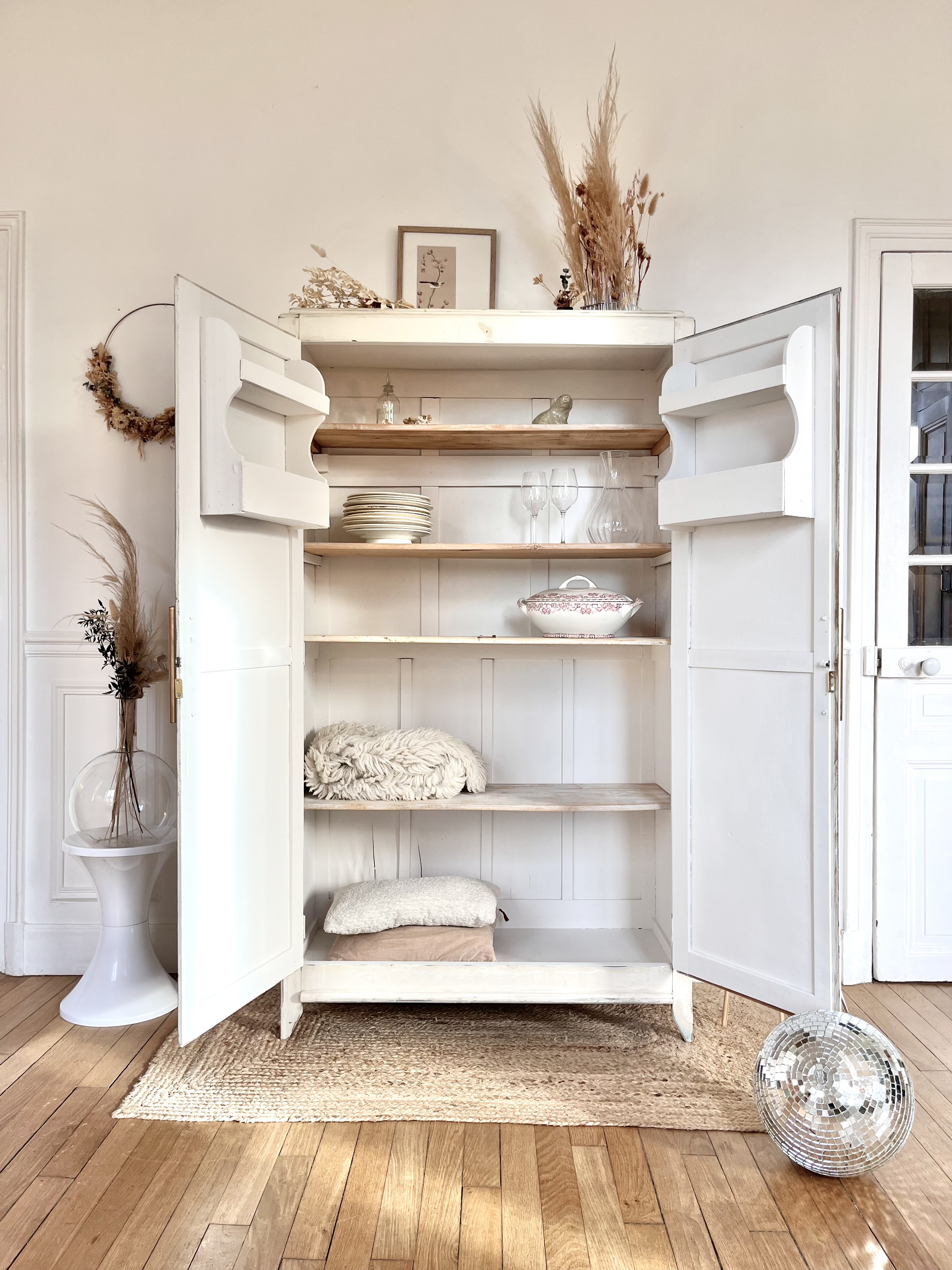 Armoire vintage patine crème bleu outre-mer 