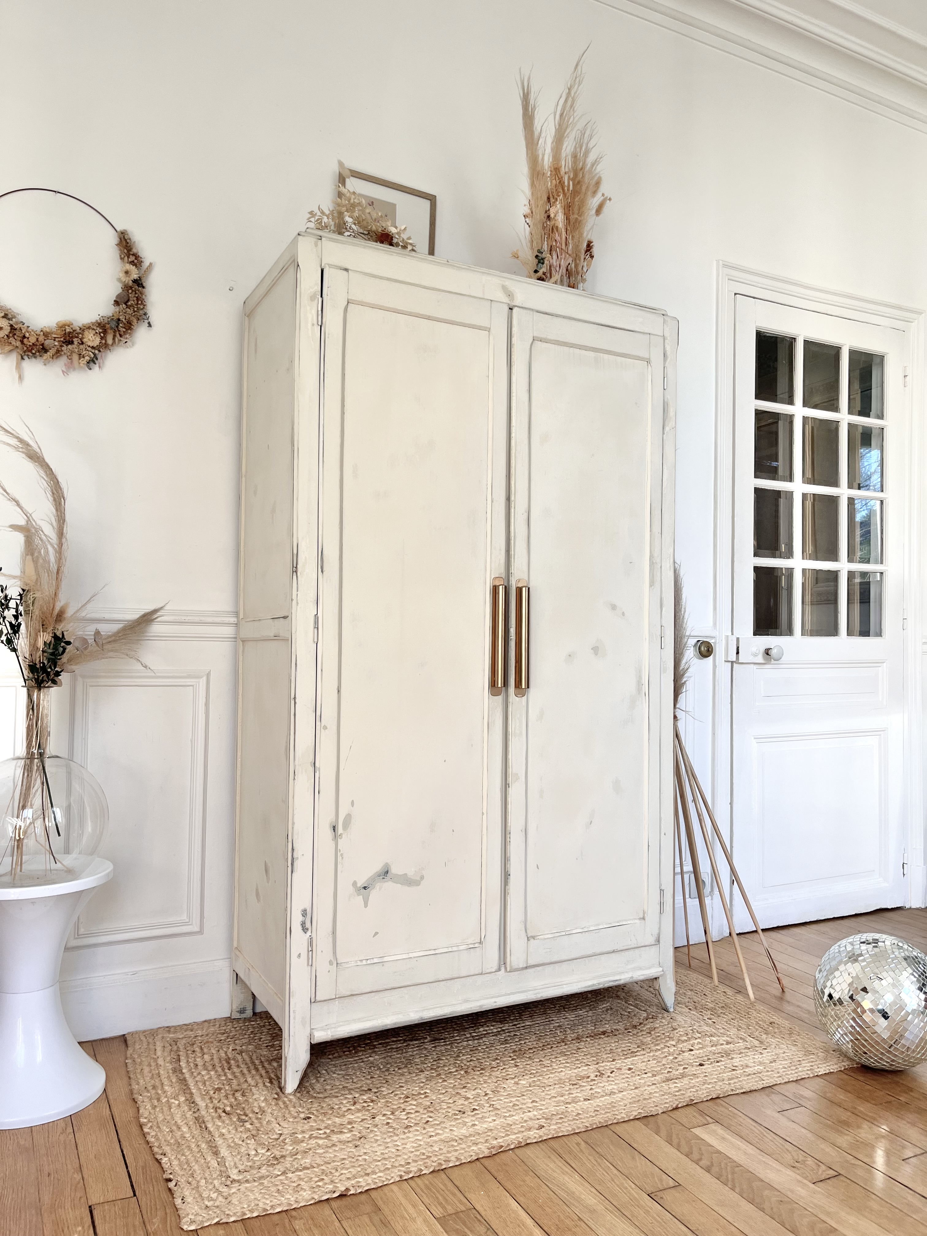 Armoire vintage patine crème bleu outre-mer 