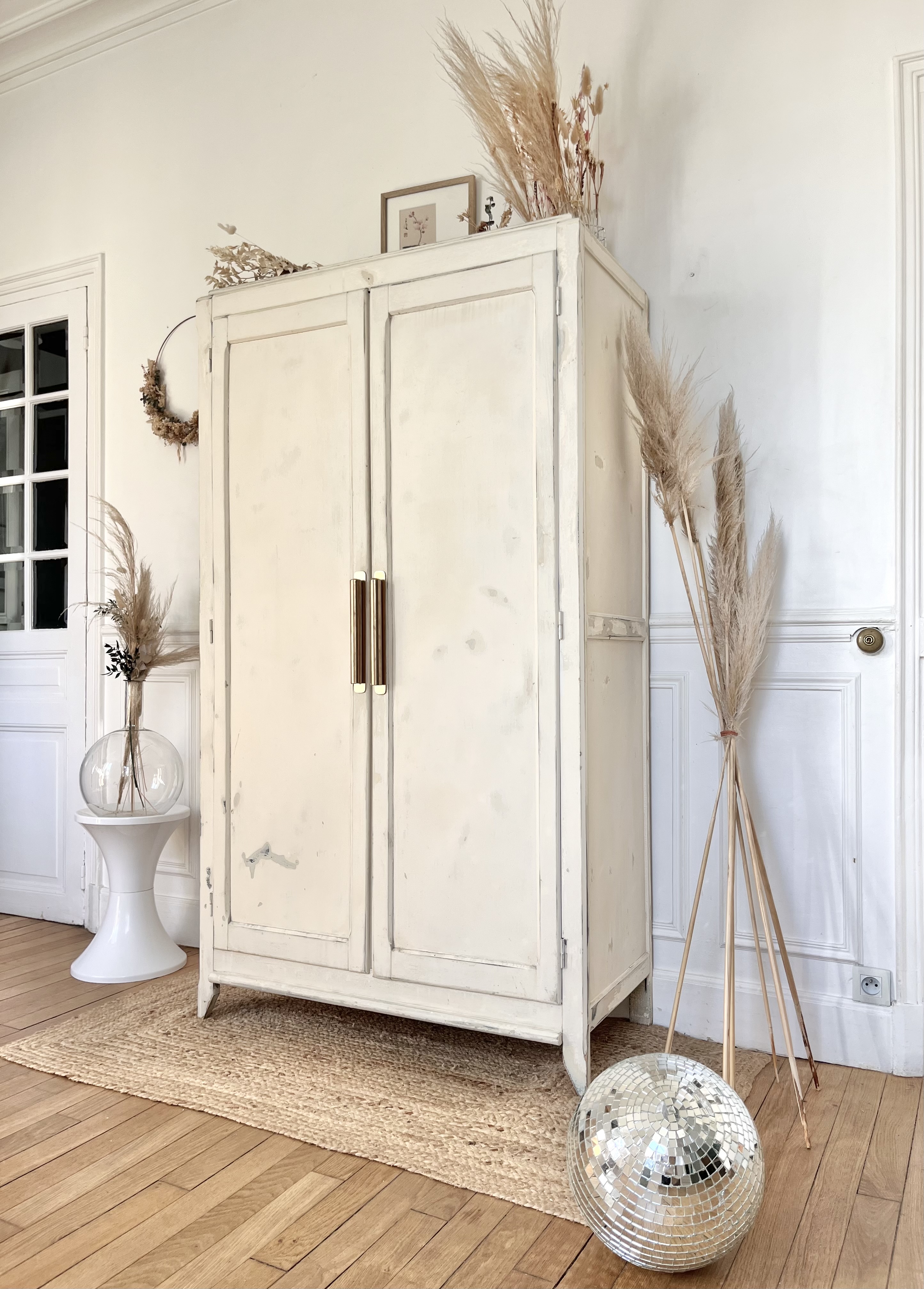 Armoire vintage patine crème bleu outre-mer 