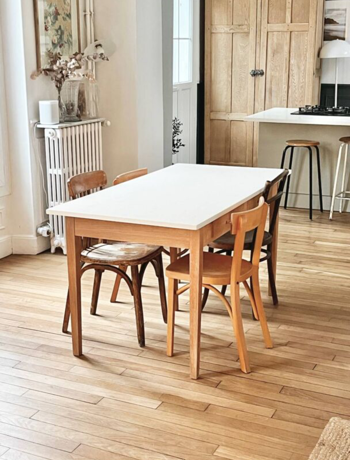 Table en chêne plateau couleur porcelaine 