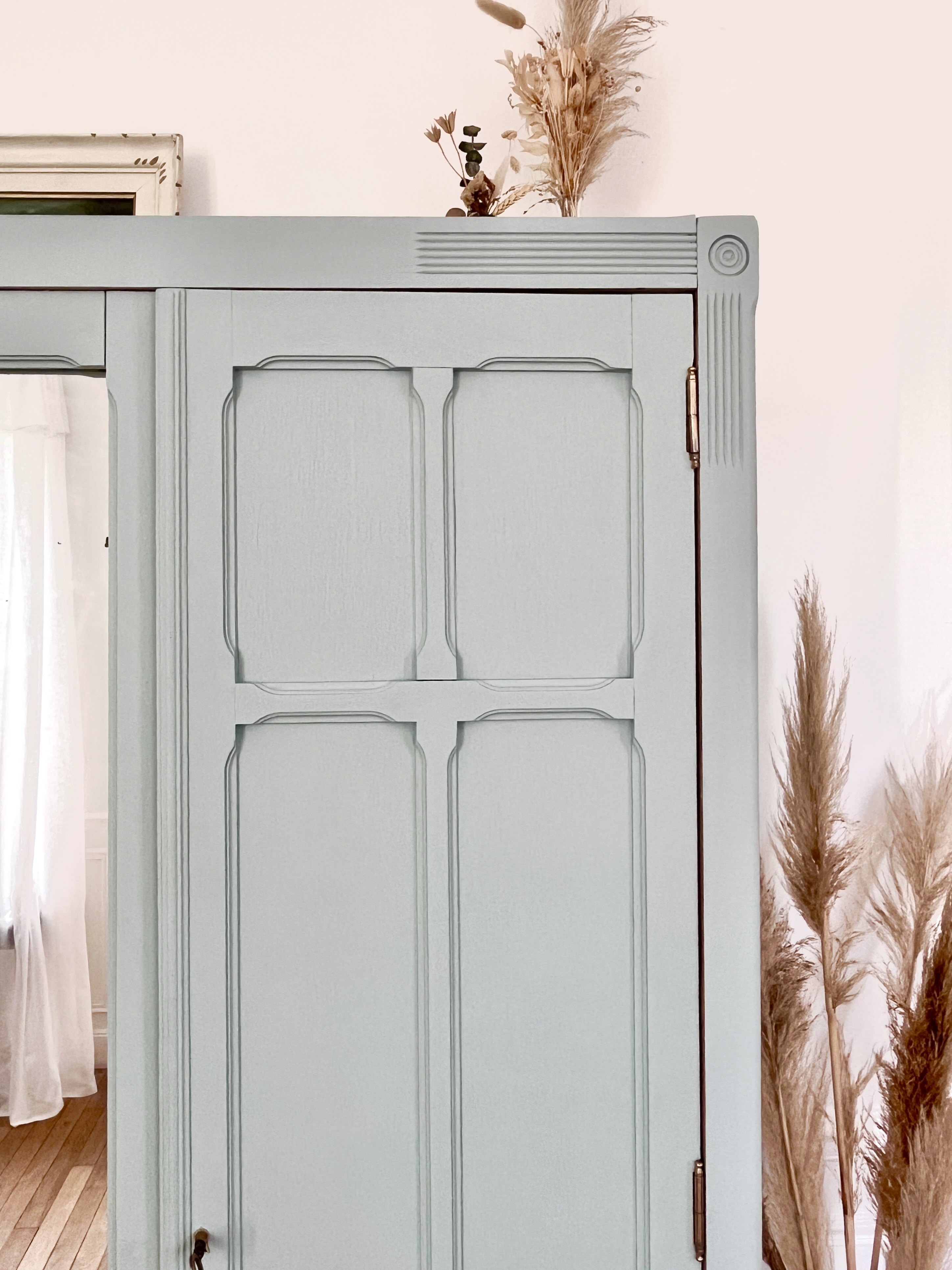 Armoire parisienne restaurée 