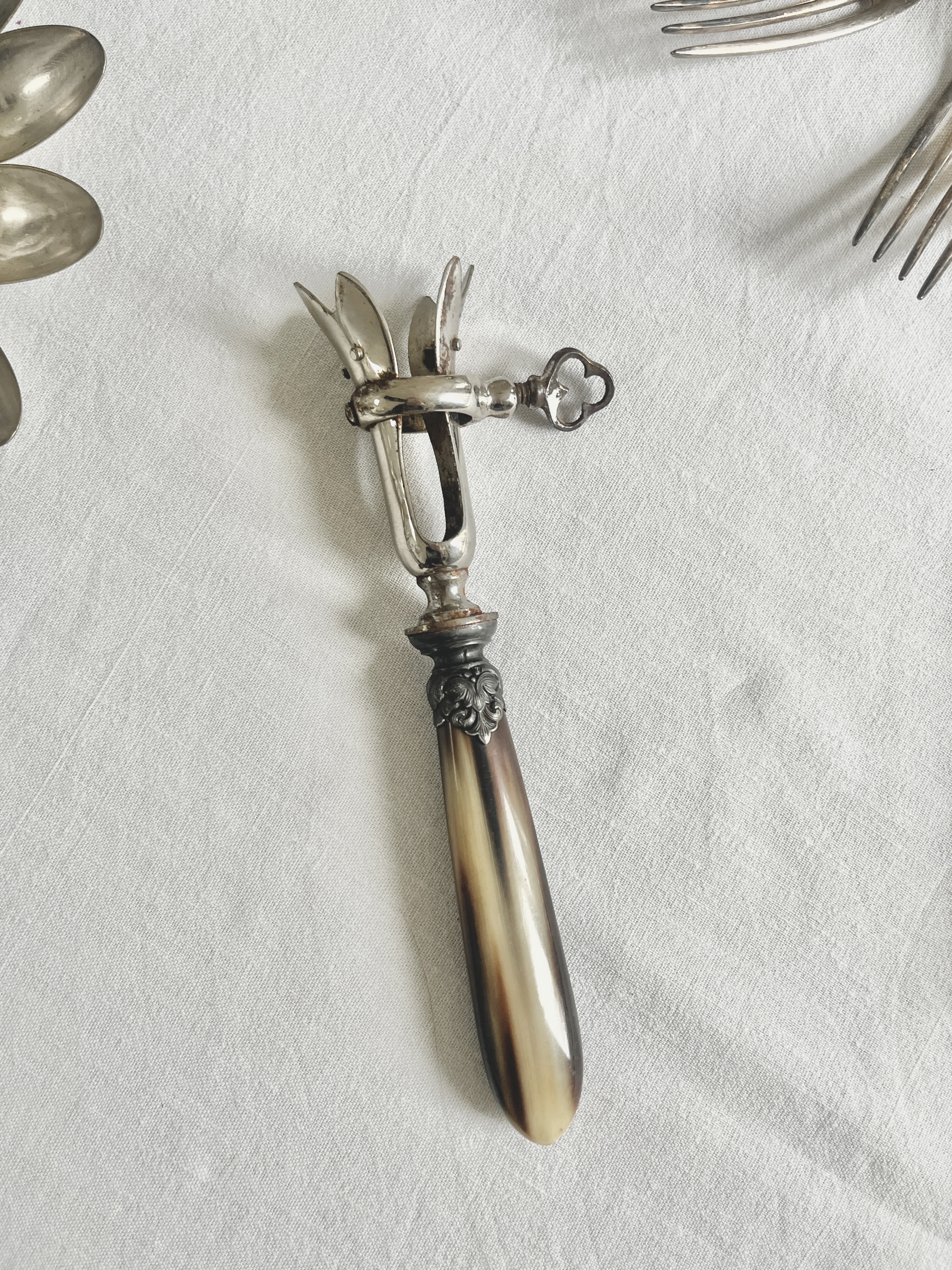 Pique-gigot ancien en argent et corne