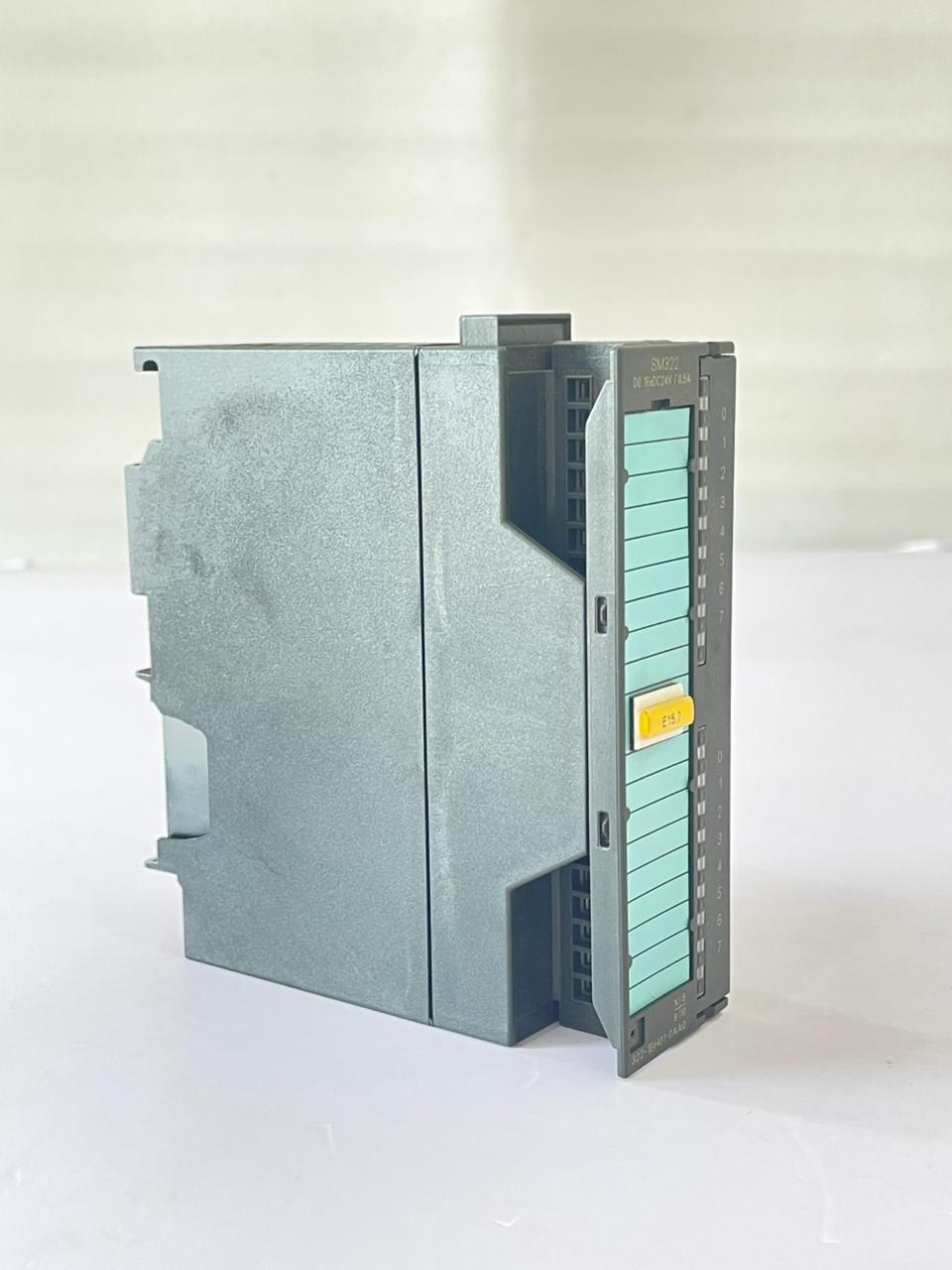 SIEMENS SIMATIC S7-300 DIGITAL OUTPUT MODULE 6ES7322-1BH01-0AA0