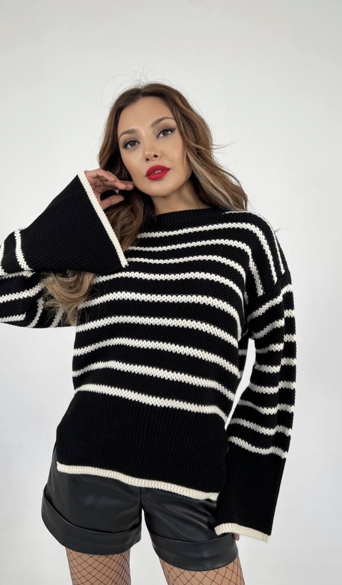 Dryžuoti megztukai plačiomis rankovėmis