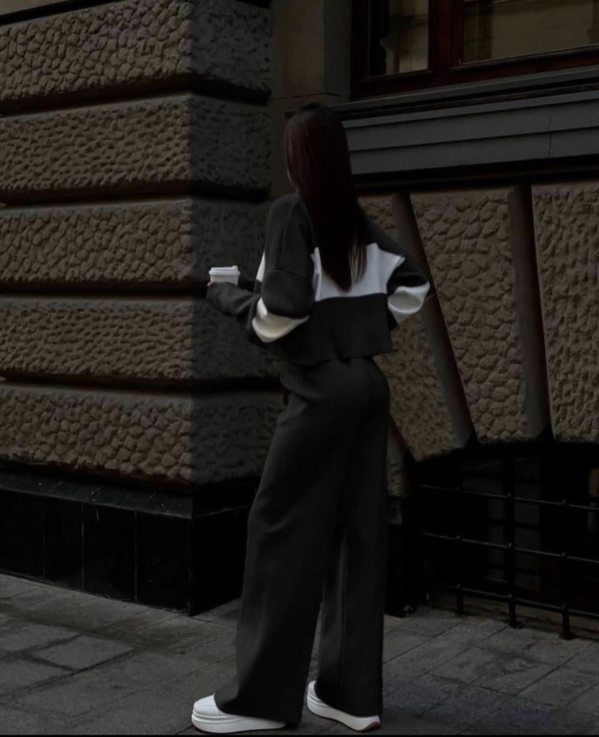 Juodas dryžuotas laisvalaikio kostiumėlis 