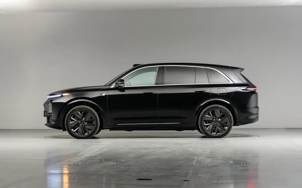 LIXIANG L7 Ultra Black exterior / Orange interior