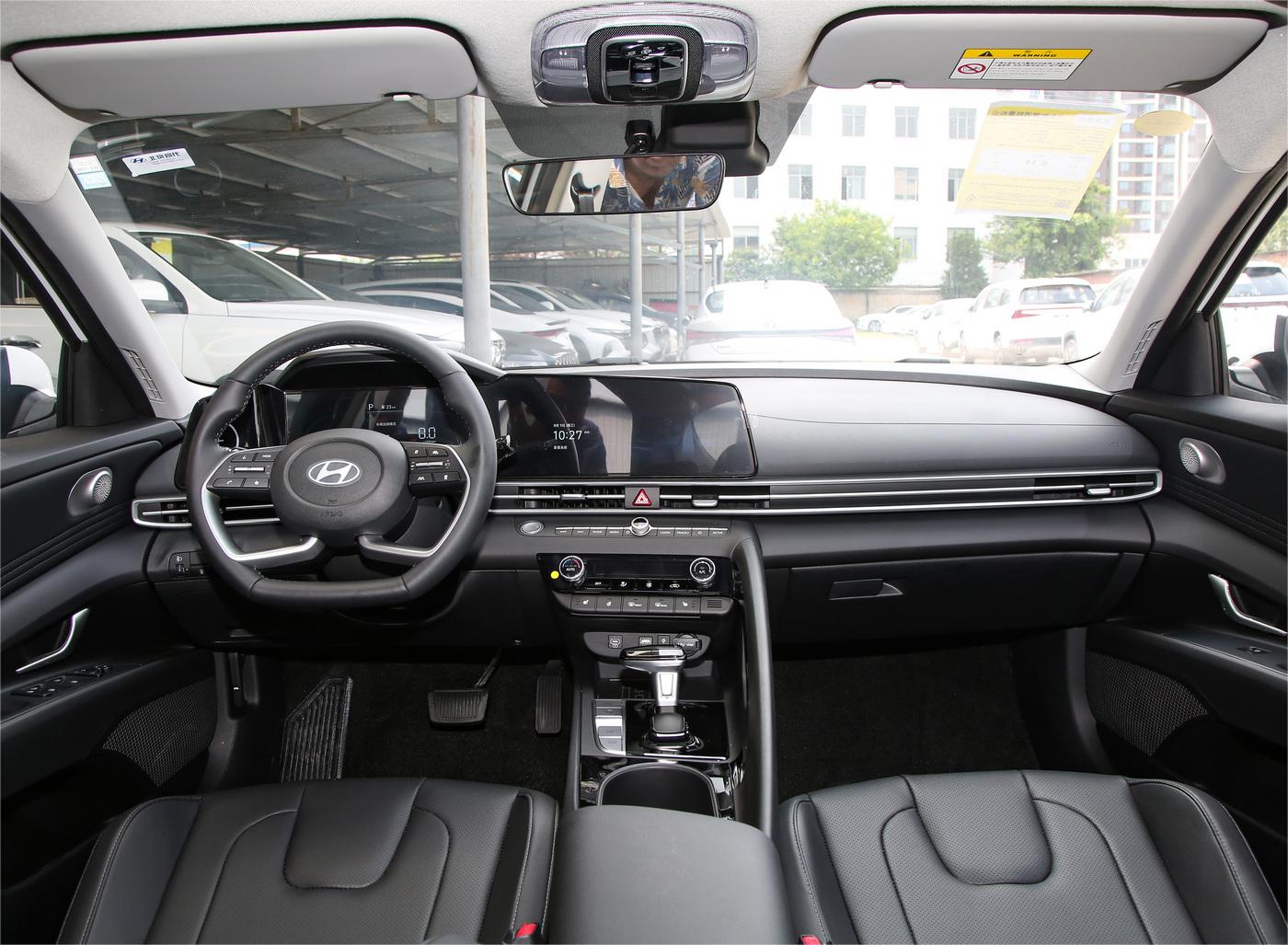 Hyundai Elantra 2023 1.5L CVT LUX Premium Edition