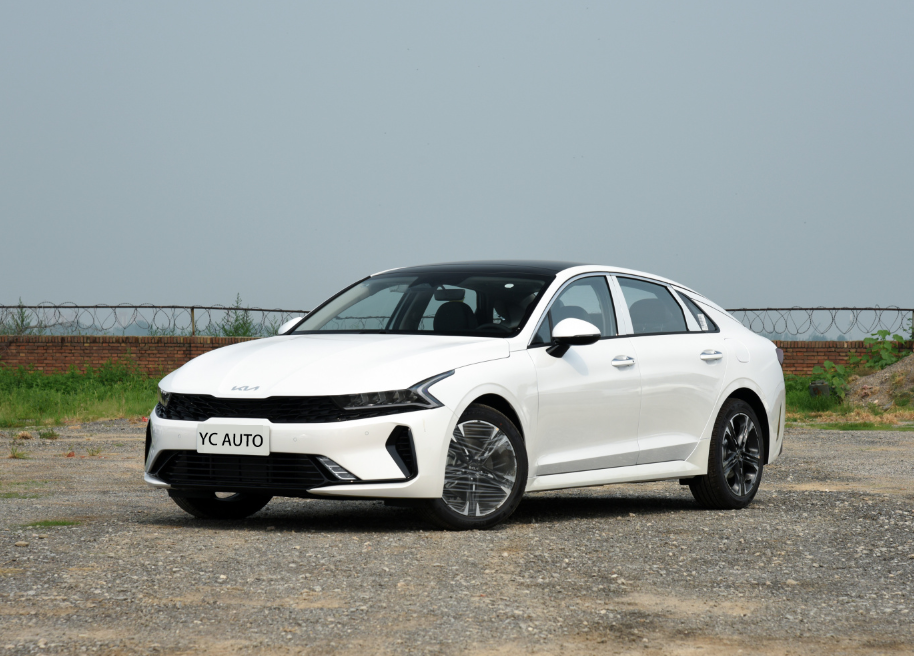 2025 Kia k5 flagship Edition/White exterior/black interior.