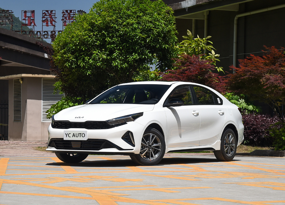 Kia K3 1.4T DCT Premium Edition/White exterior/black interior.