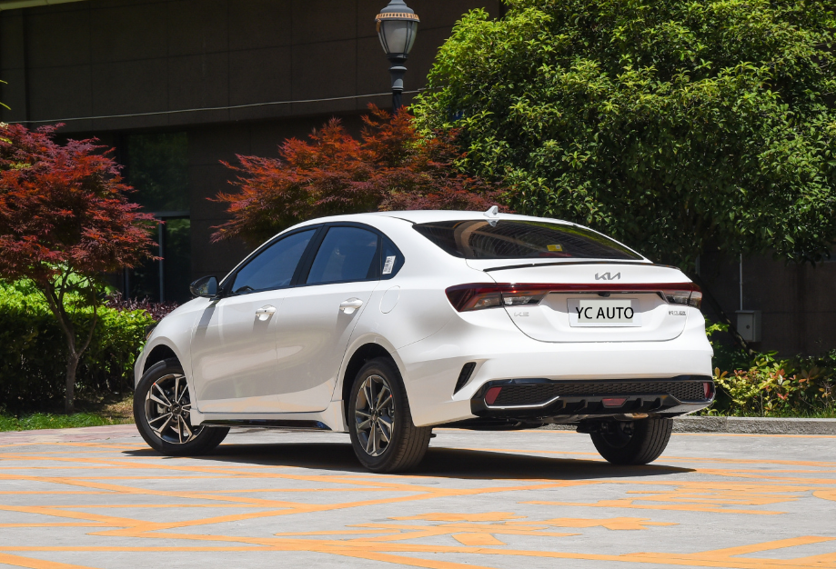 Kia K3 1.4T DCT Premium Edition/White exterior/black interior.