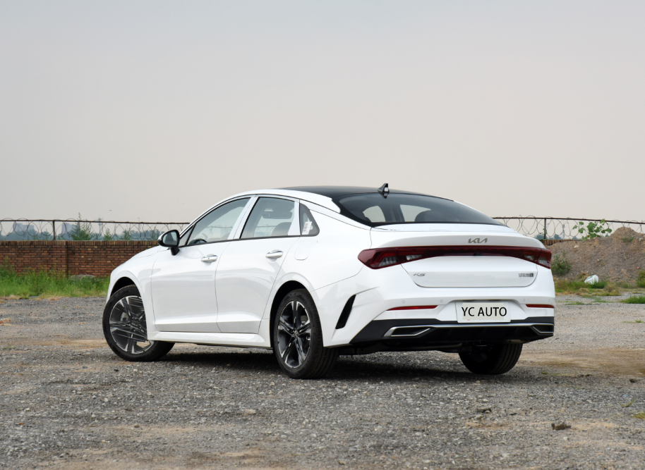 2025 Kia k5 flagship Edition/White exterior/black interior.