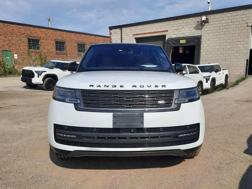 Land Rover Range Rover P400/ White on Brown