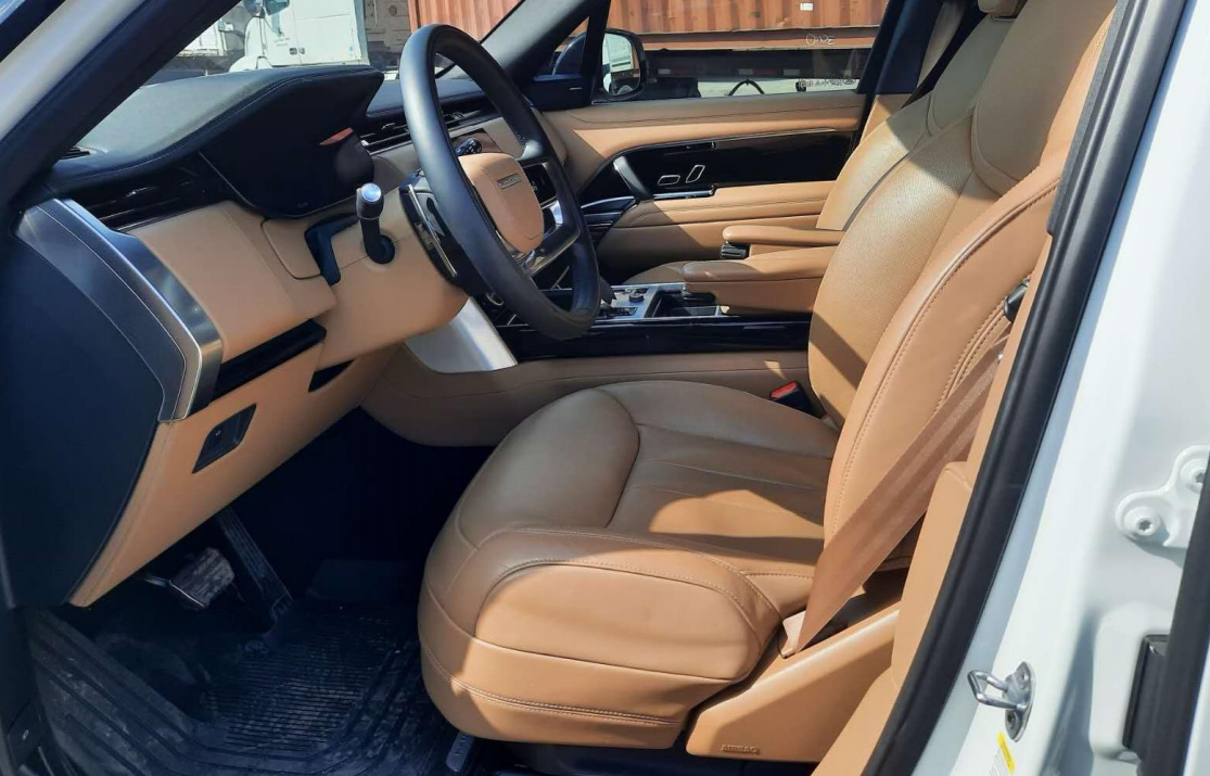 Land Rover Range Rover P400/ White on Brown