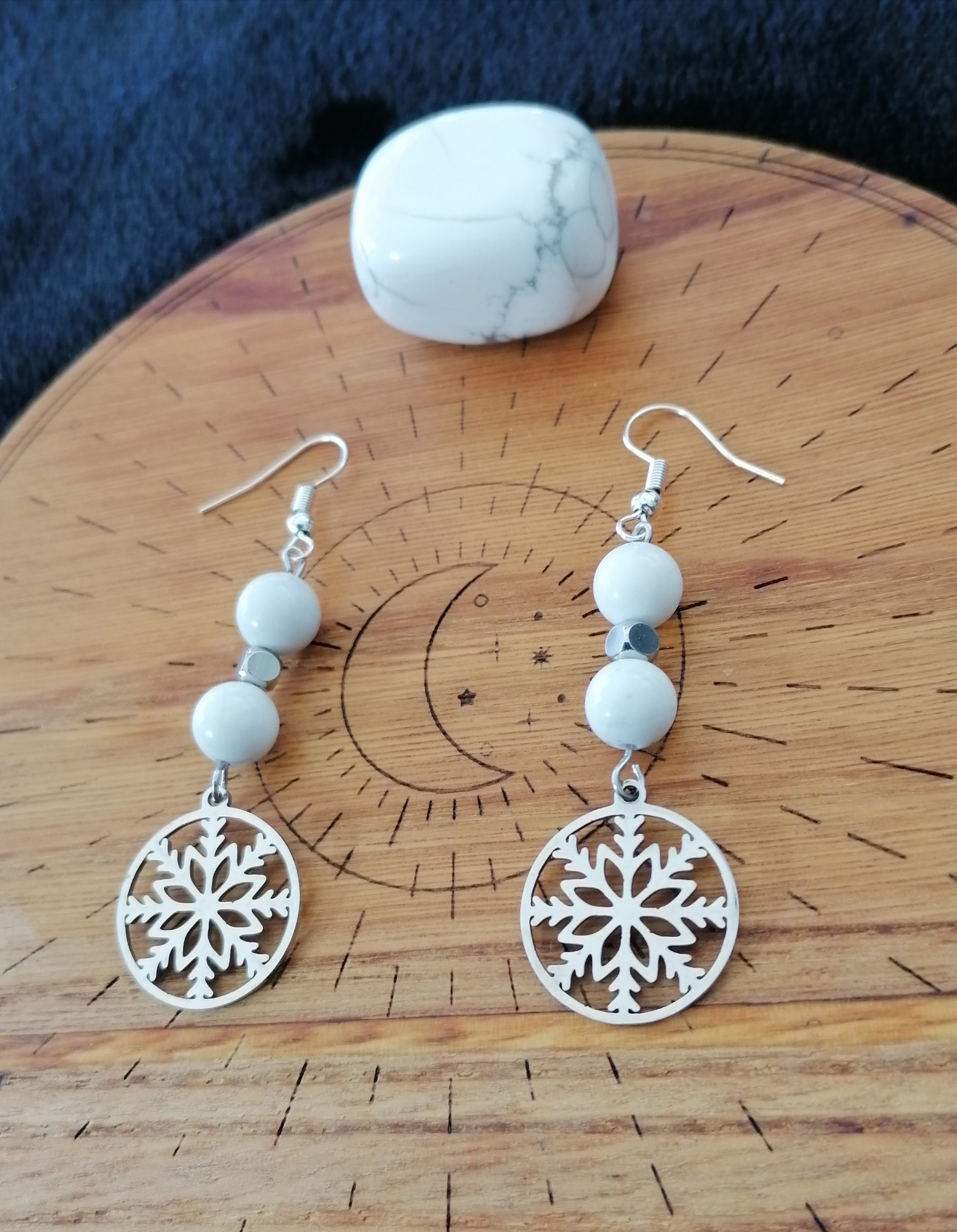 Boucles d'oreilles "flocon de neige" en howlite
