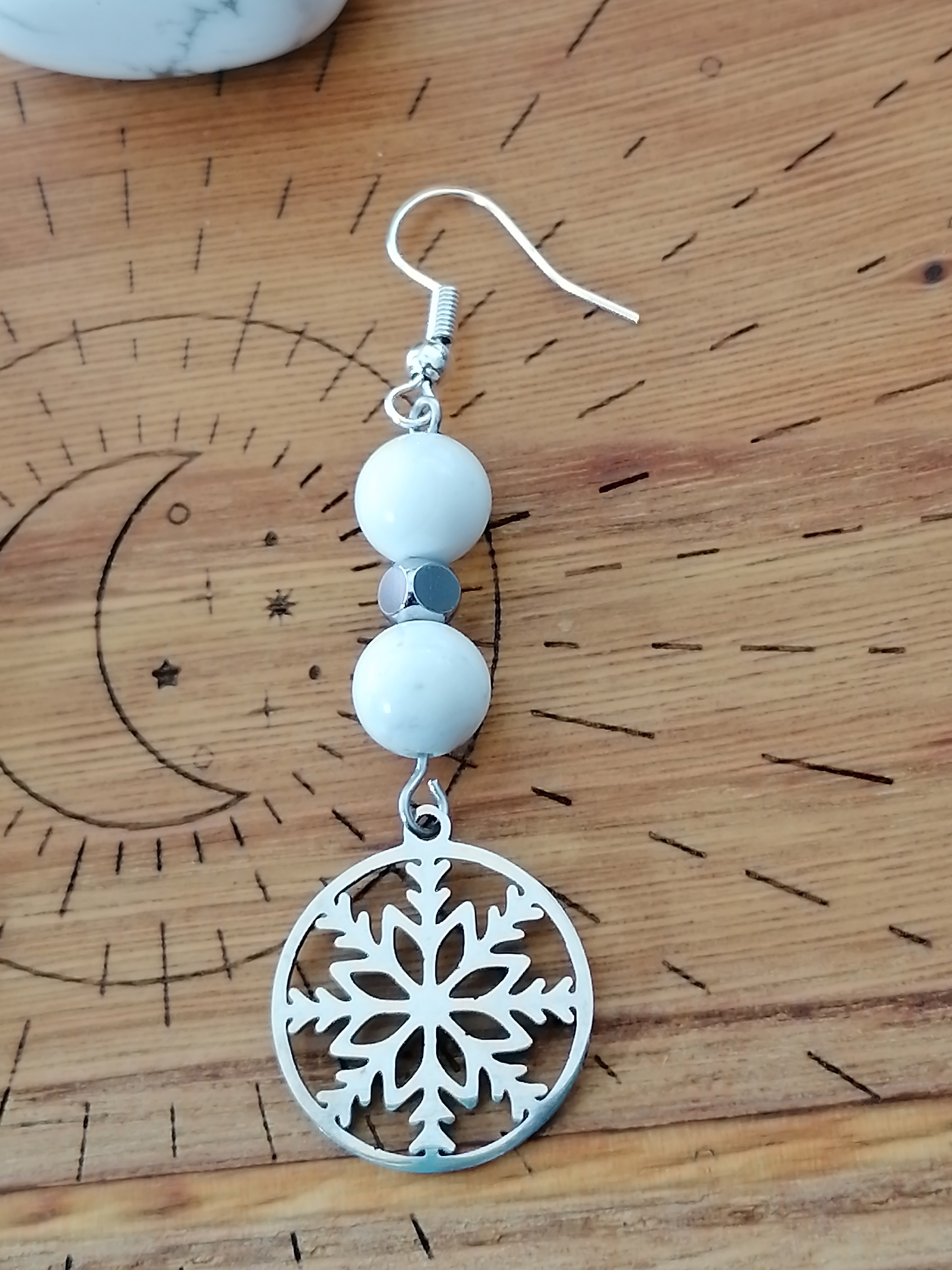Boucles d'oreilles "flocon de neige" en howlite