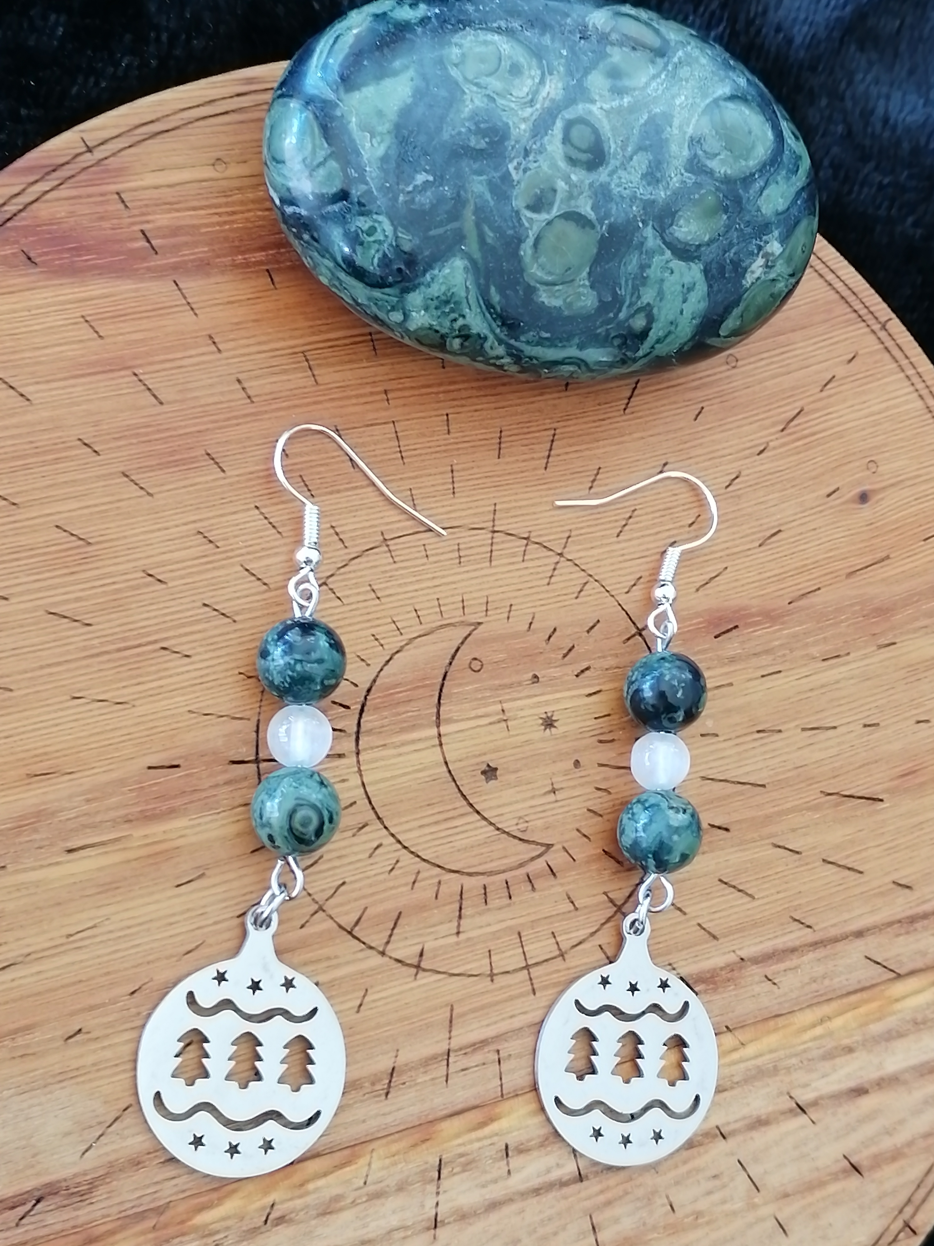 Boucles d'oreilles "boule de Noël" en jaspe kambaba et sélénite