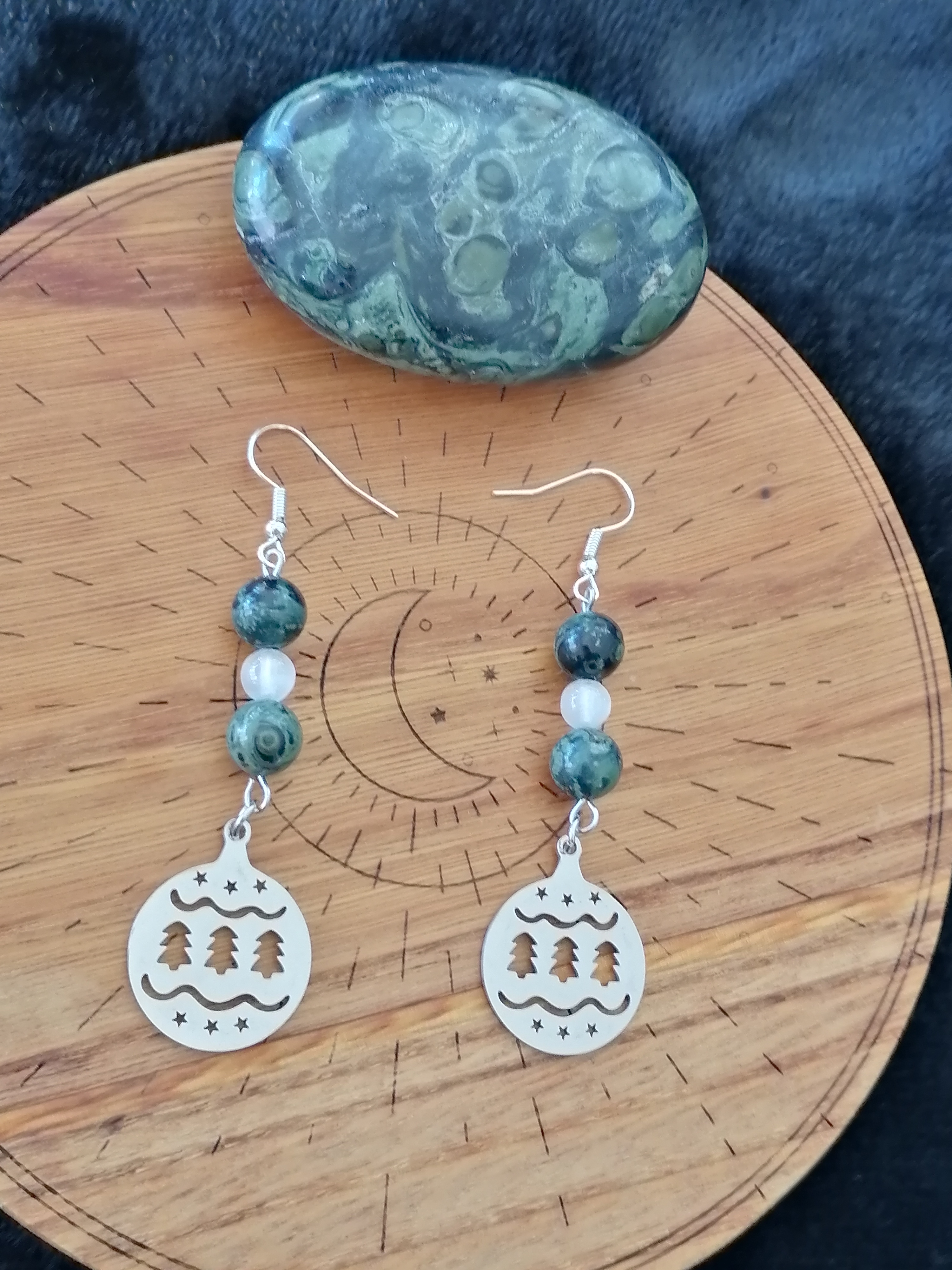Boucles d'oreilles "boule de Noël" en jaspe kambaba et sélénite