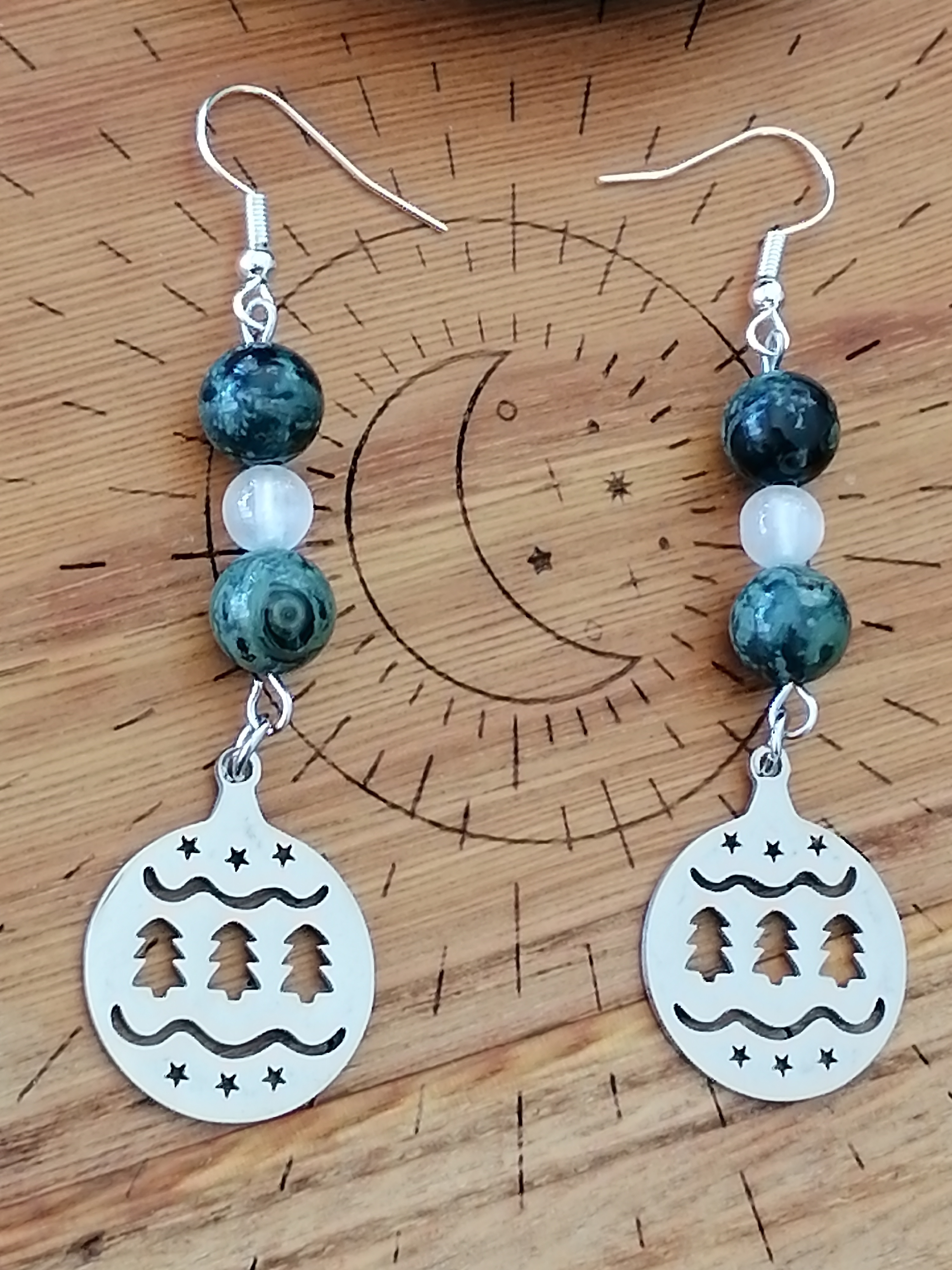 Boucles d'oreilles "boule de Noël" en jaspe kambaba et sélénite