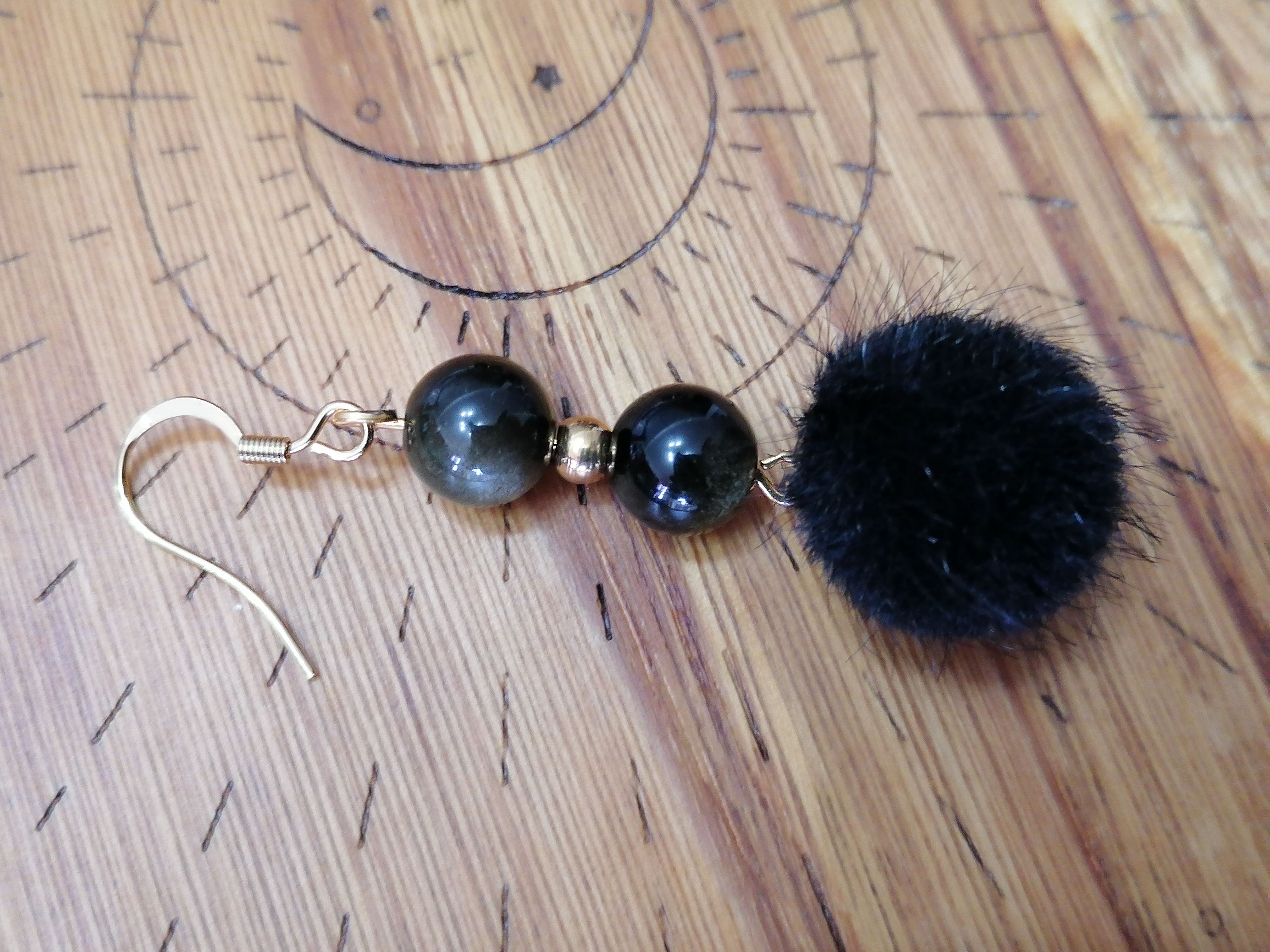 Boucles d'oreilles "c'est le pompon" en obsidienne dorée 