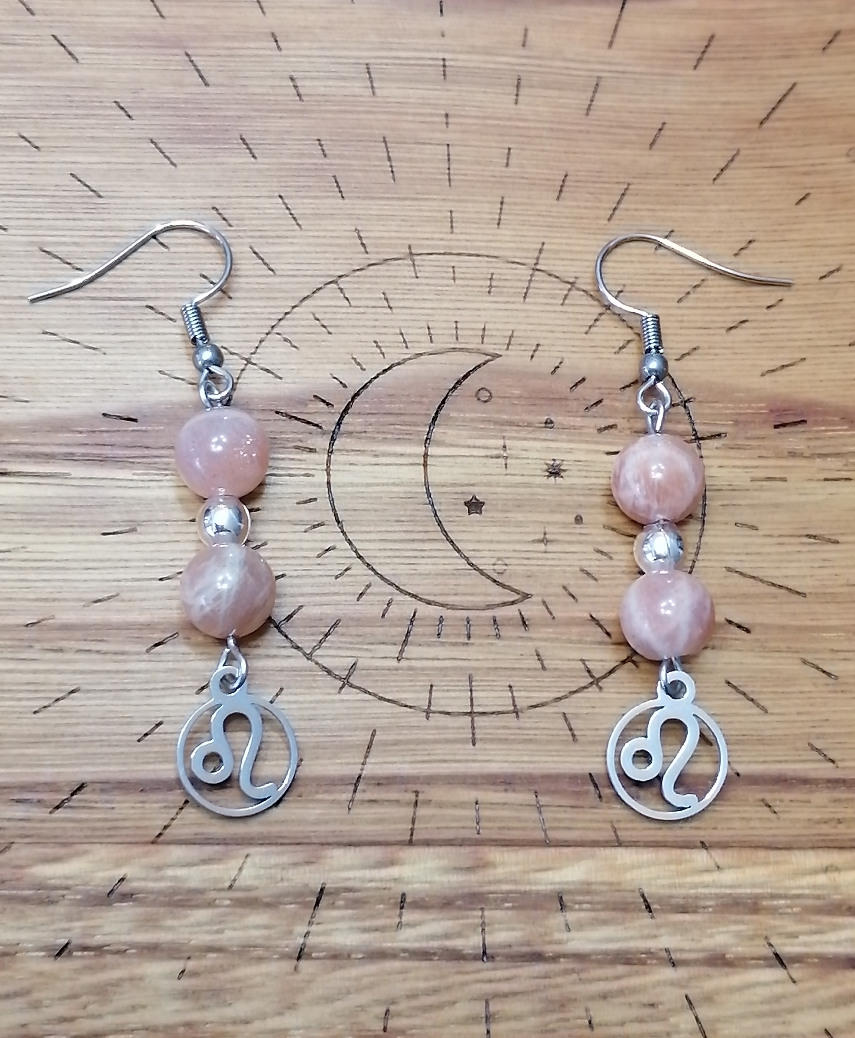 Boucles d'oreilles "lion" en pierres de soleil 