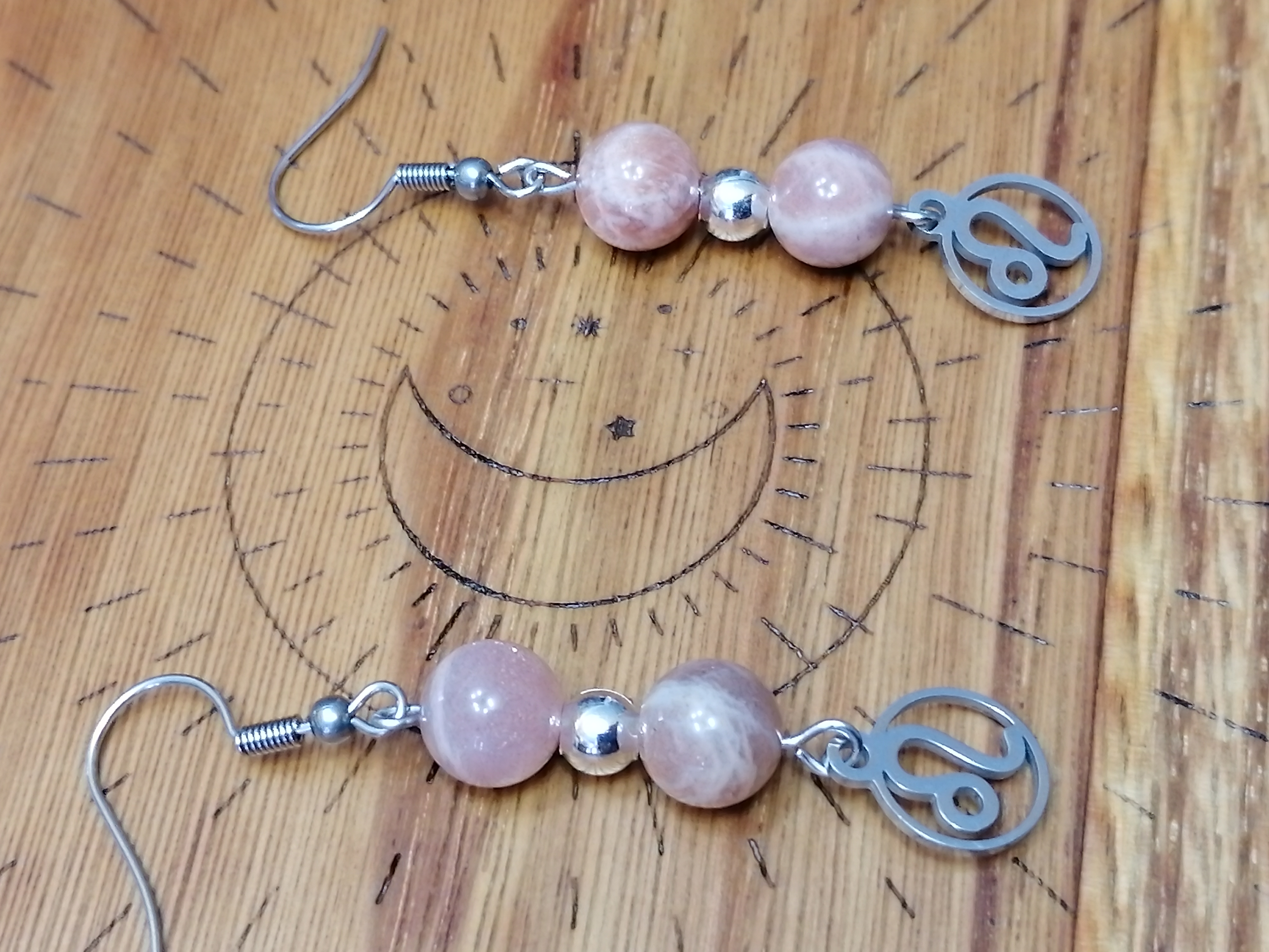 Boucles d'oreilles "lion" en pierres de soleil 