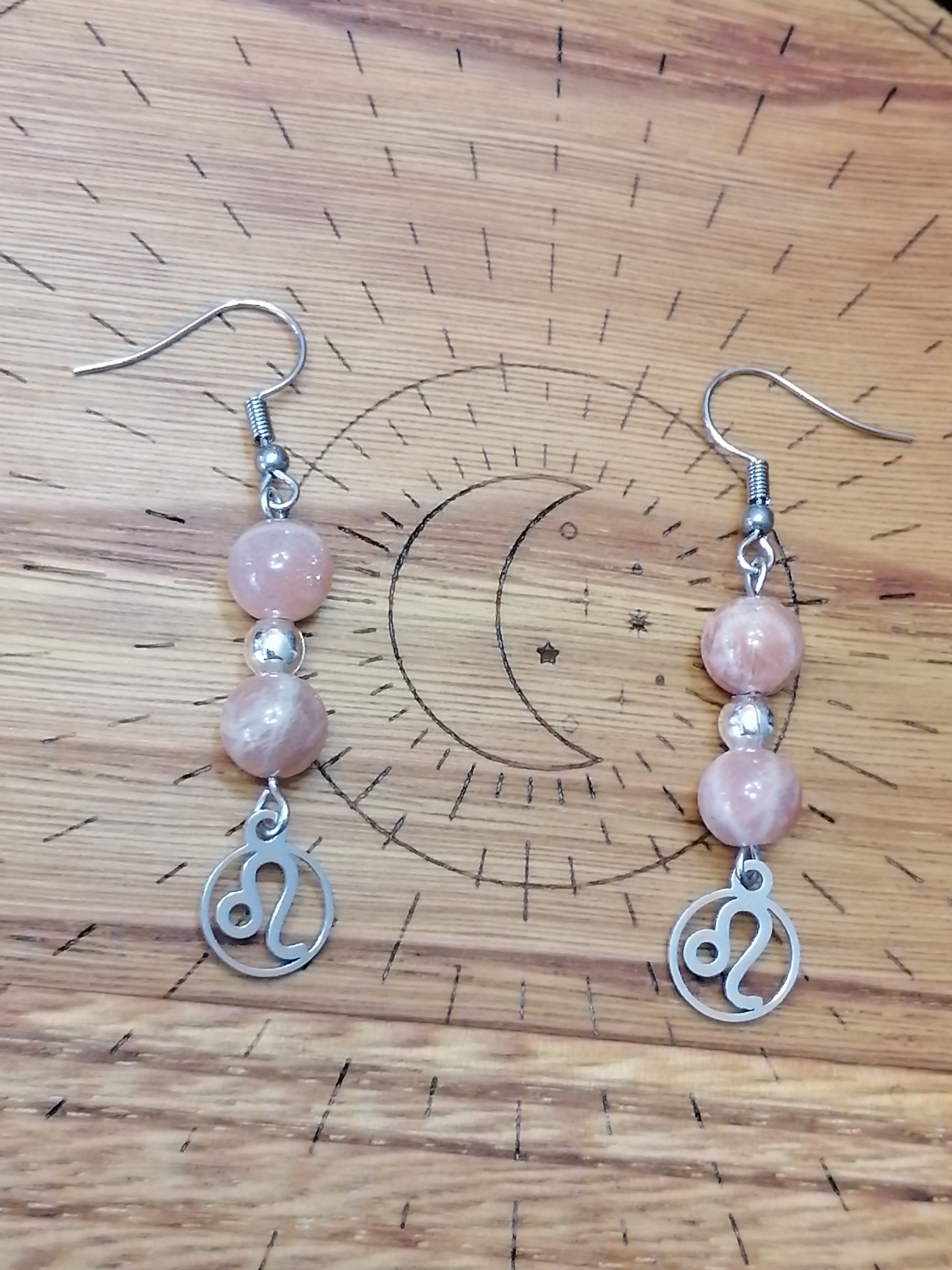 Boucles d'oreilles "lion" en pierres de soleil 