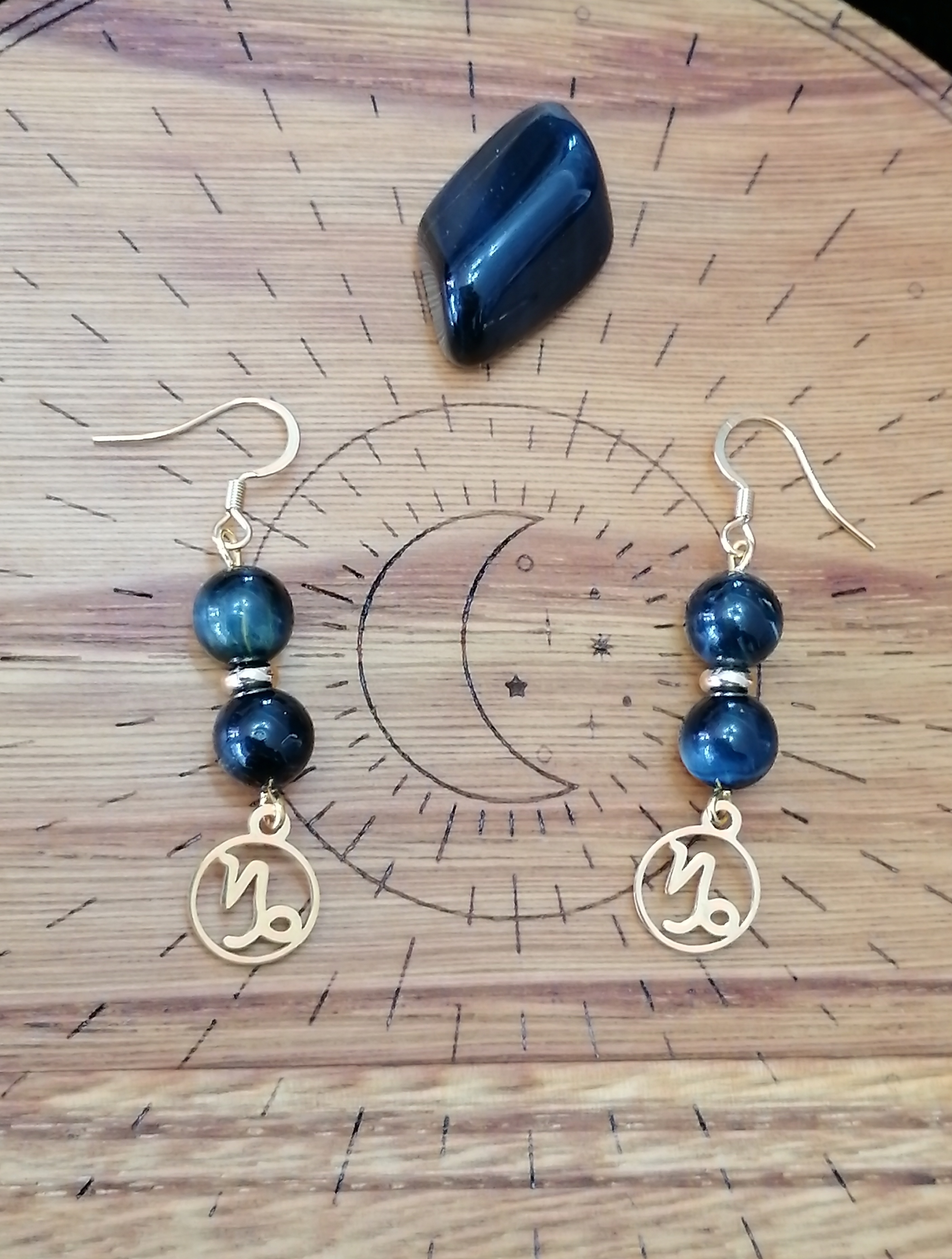 Boucles d'oreilles "capricorne" en œil de faucon 
