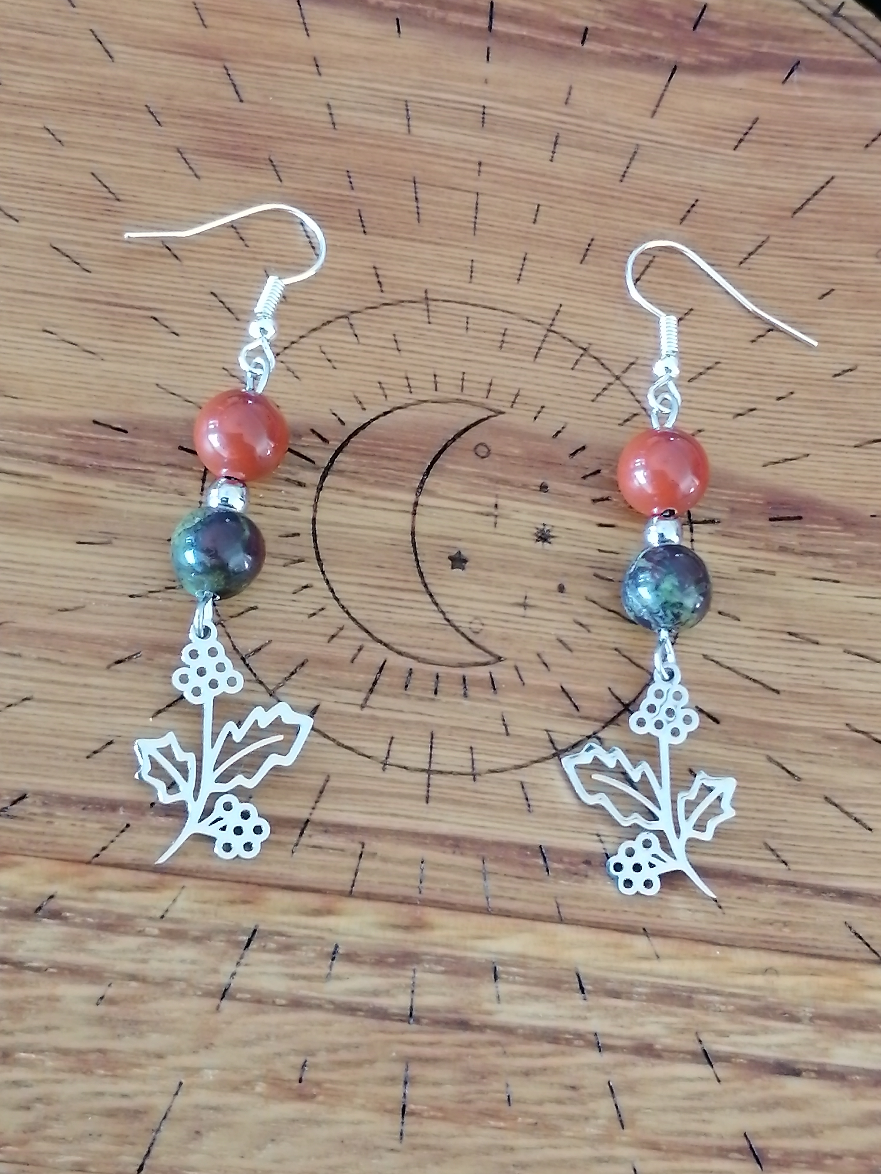 Boucles d'oreilles "branche de houx" en jaspe rouge et sang de dragon 