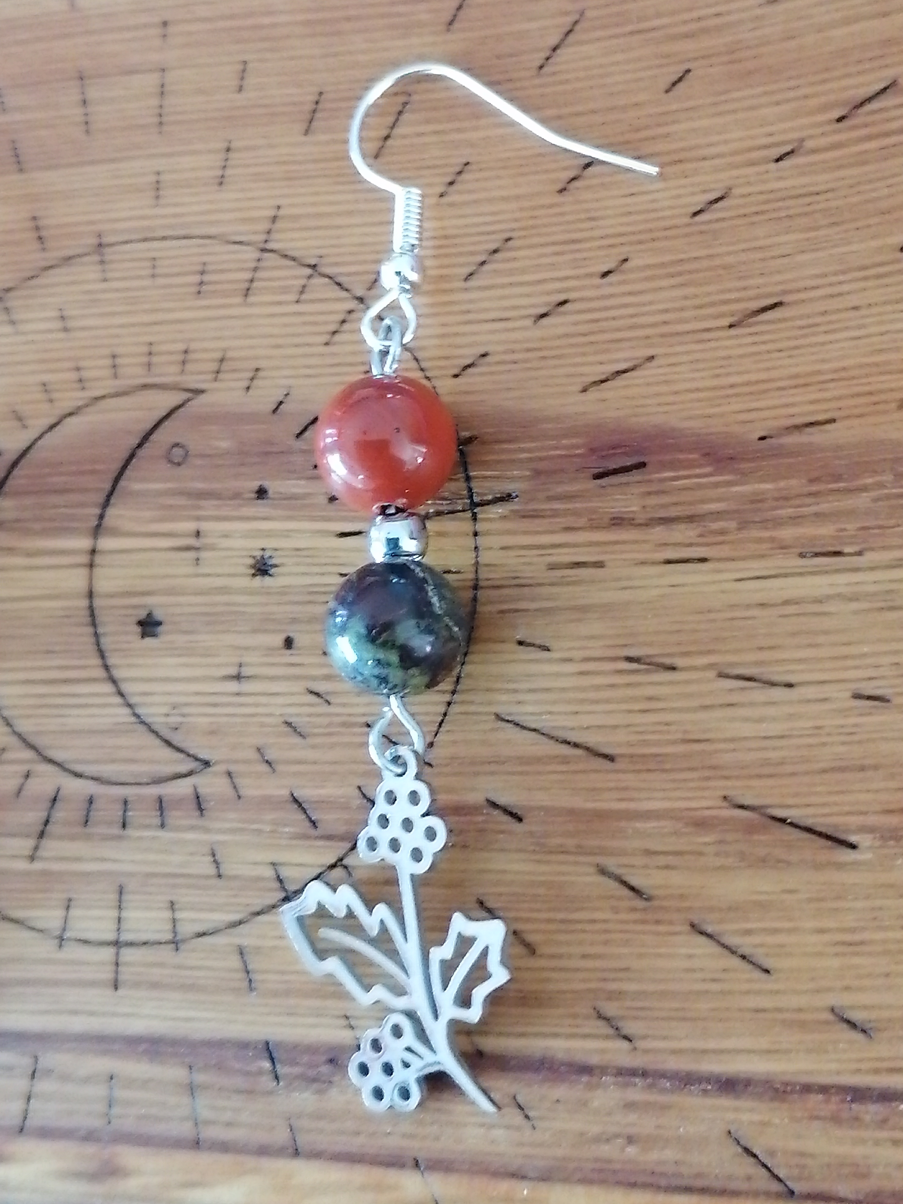 Boucles d'oreilles "branche de houx" en jaspe rouge et sang de dragon 
