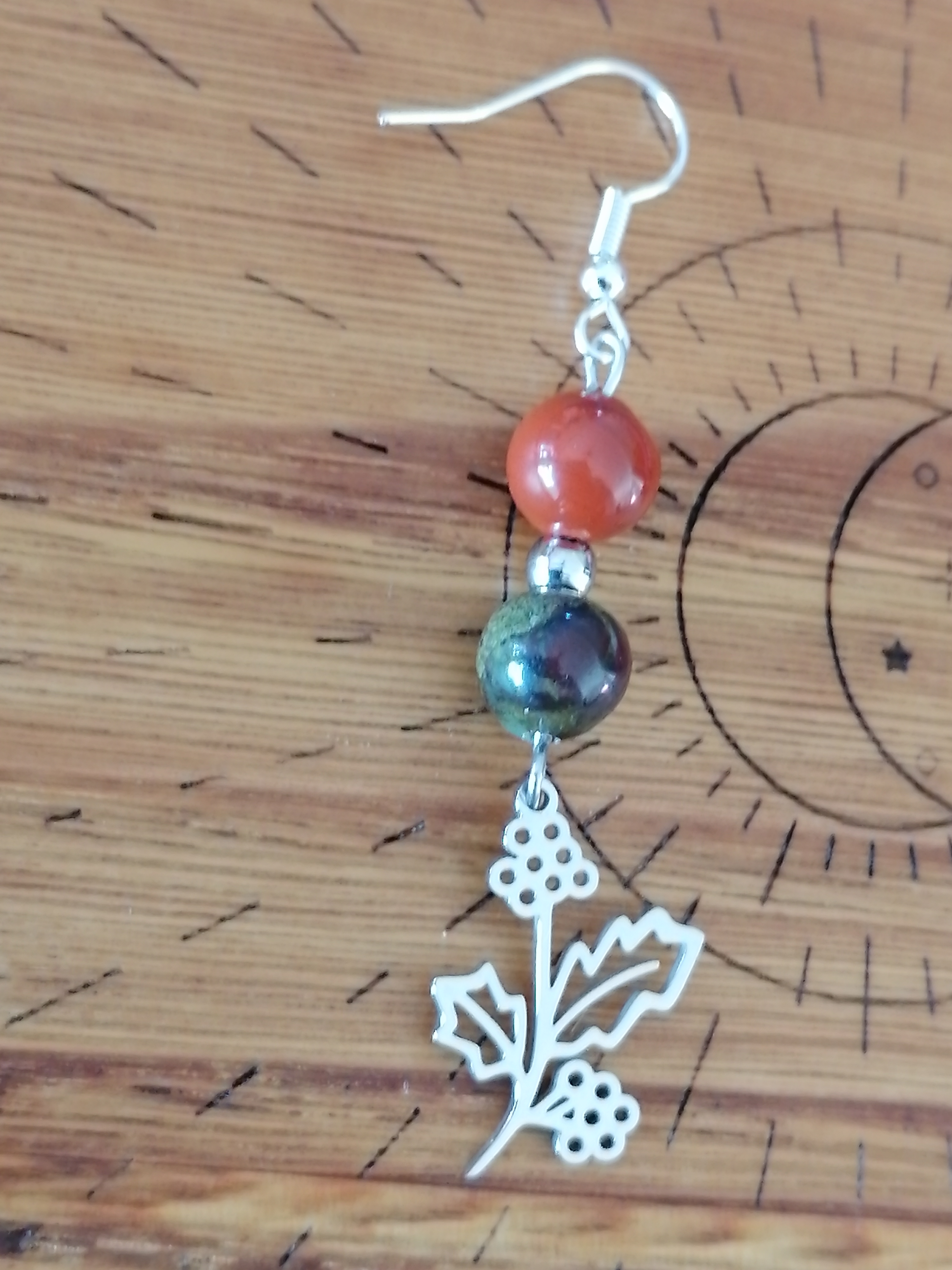 Boucles d'oreilles "branche de houx" en jaspe rouge et sang de dragon 
