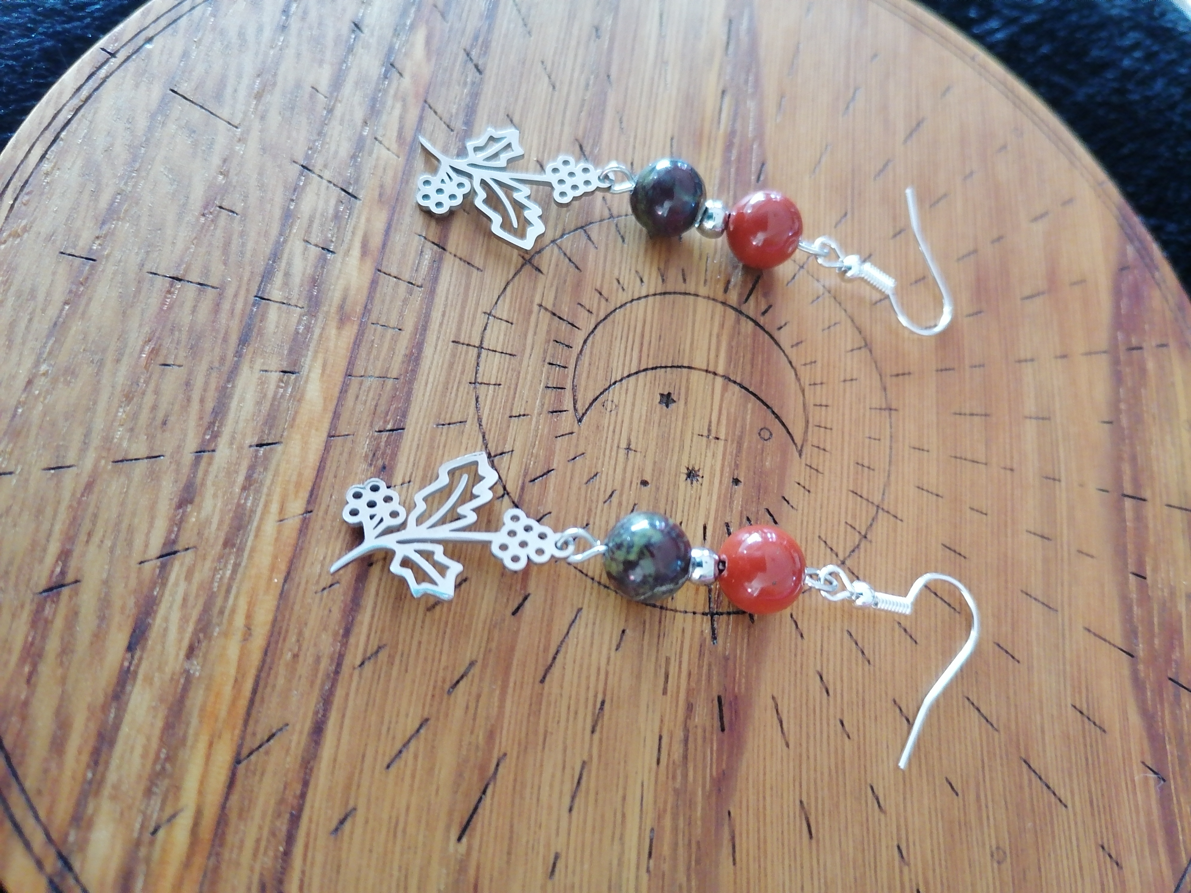 Boucles d'oreilles "branche de houx" en jaspe rouge et sang de dragon 