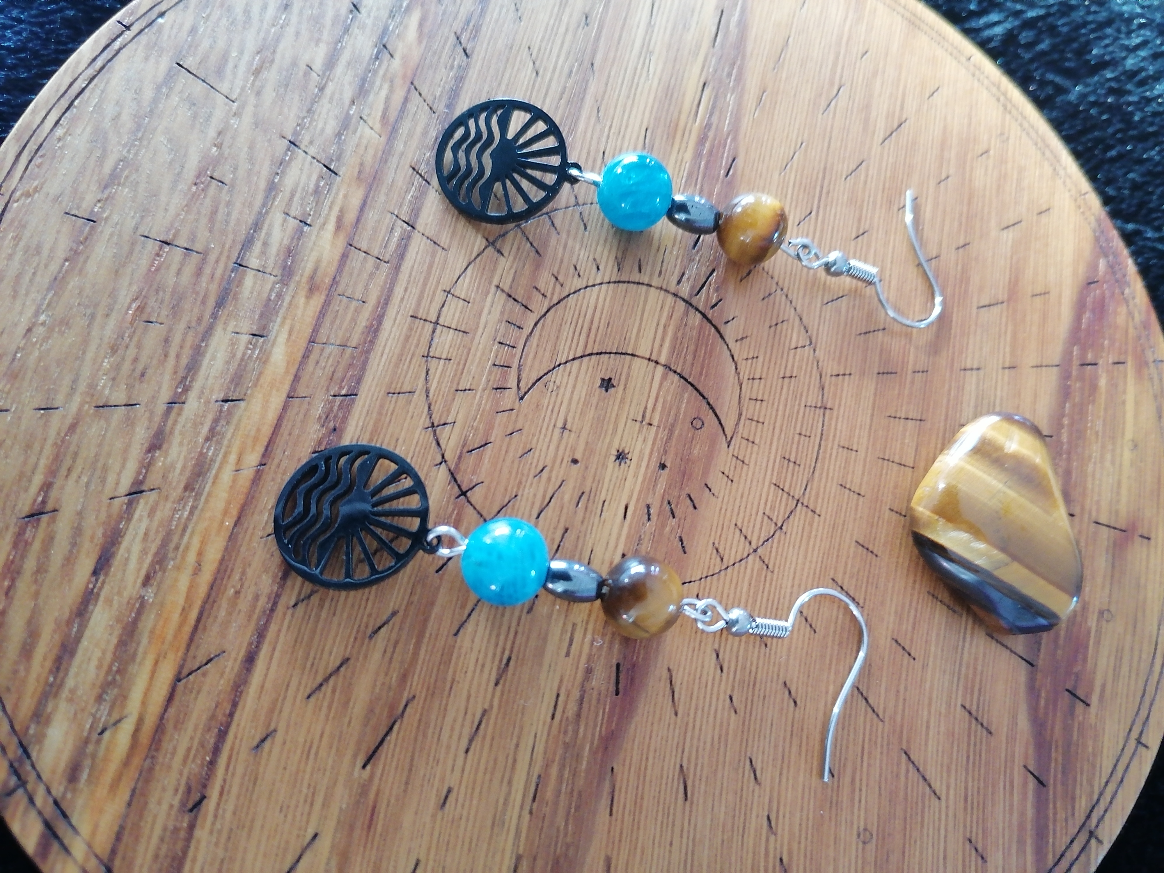Boucles d'oreilles "soleil couchant sur océan" en apatite et œil de tigre 