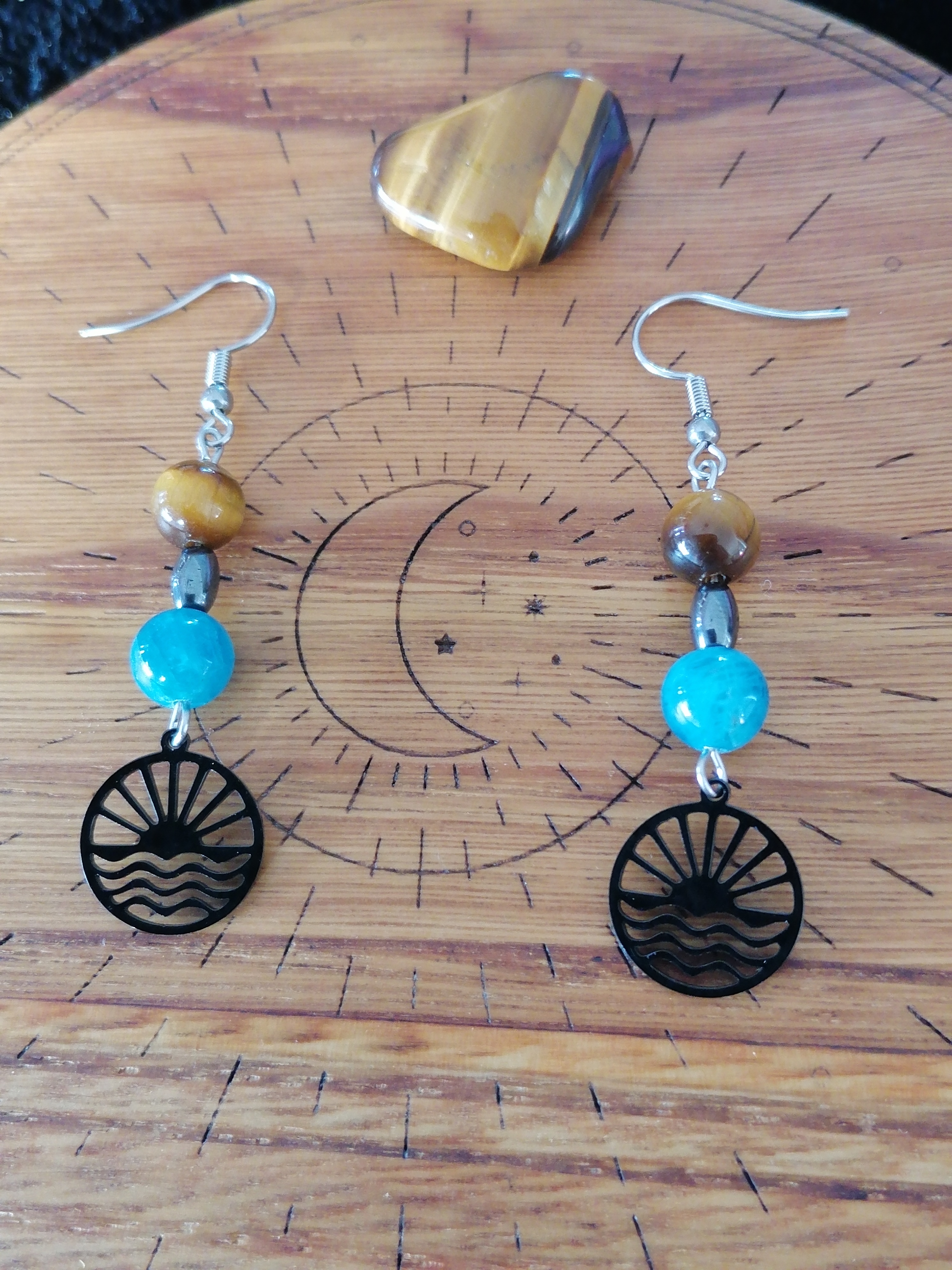 Boucles d'oreilles "soleil couchant sur océan" en apatite et œil de tigre