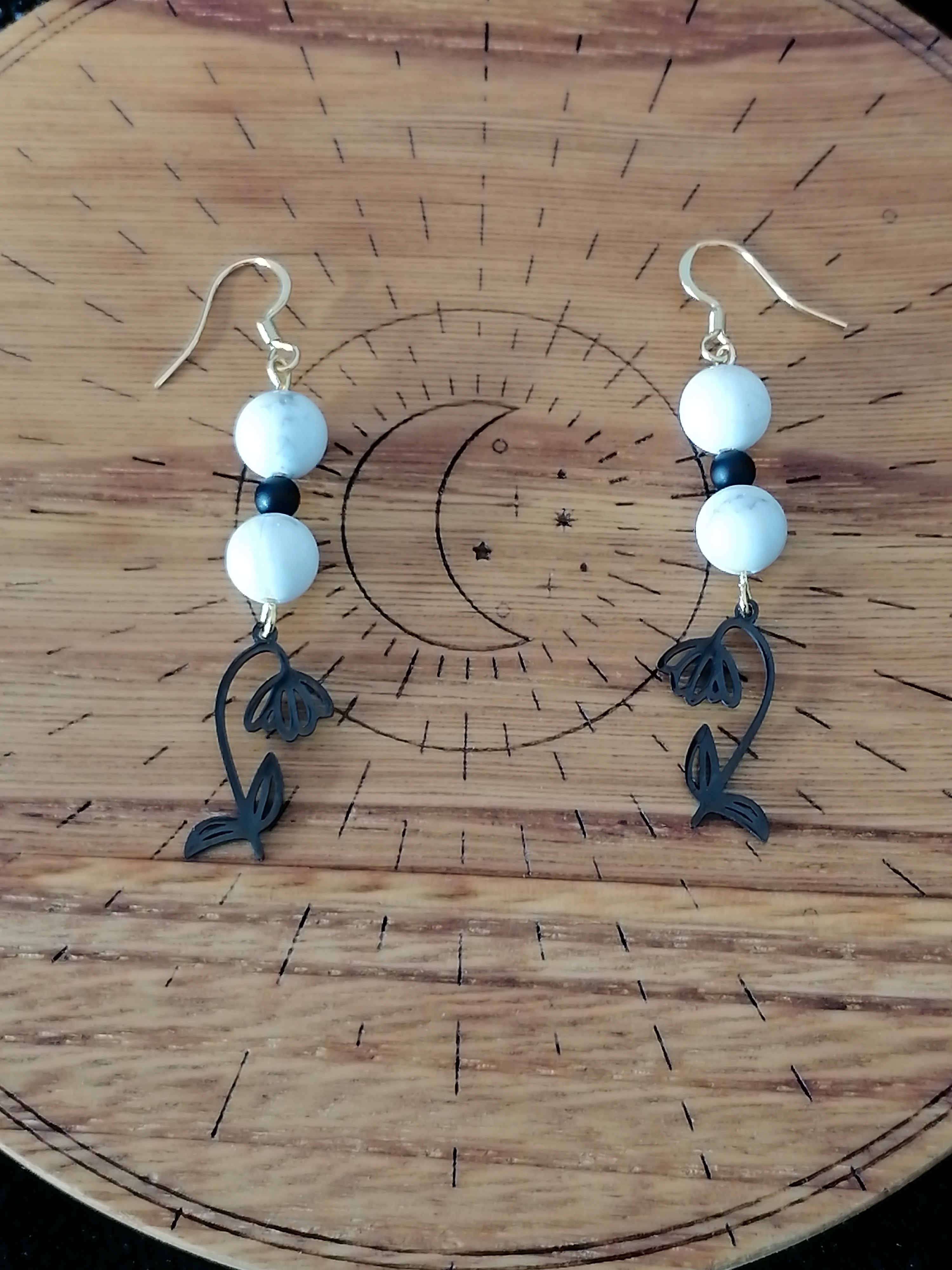 Boucles d'oreilles "perce-neige" en howlite et onyx 