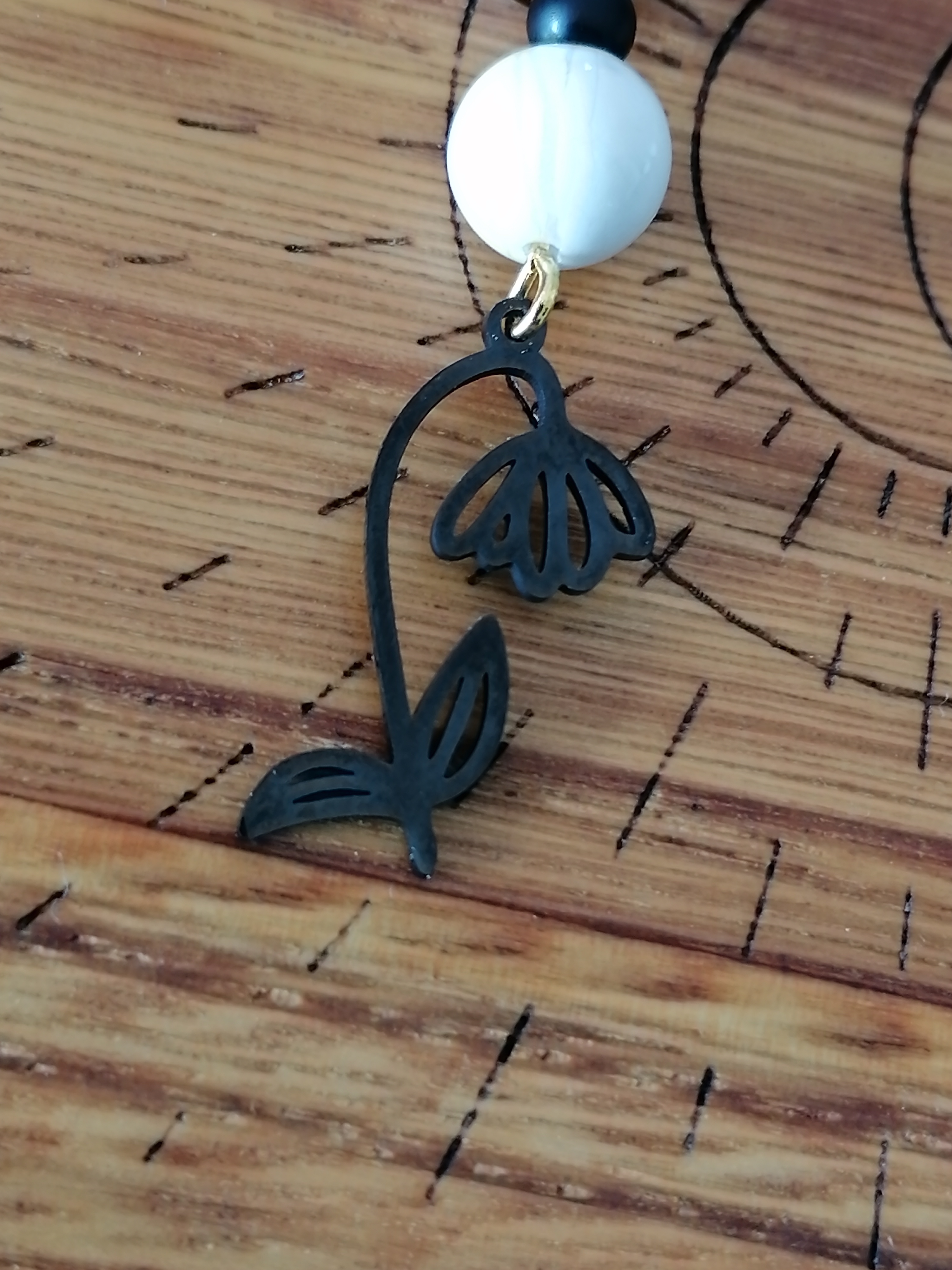 Boucles d'oreilles "perce-neige" en howlite et onyx 