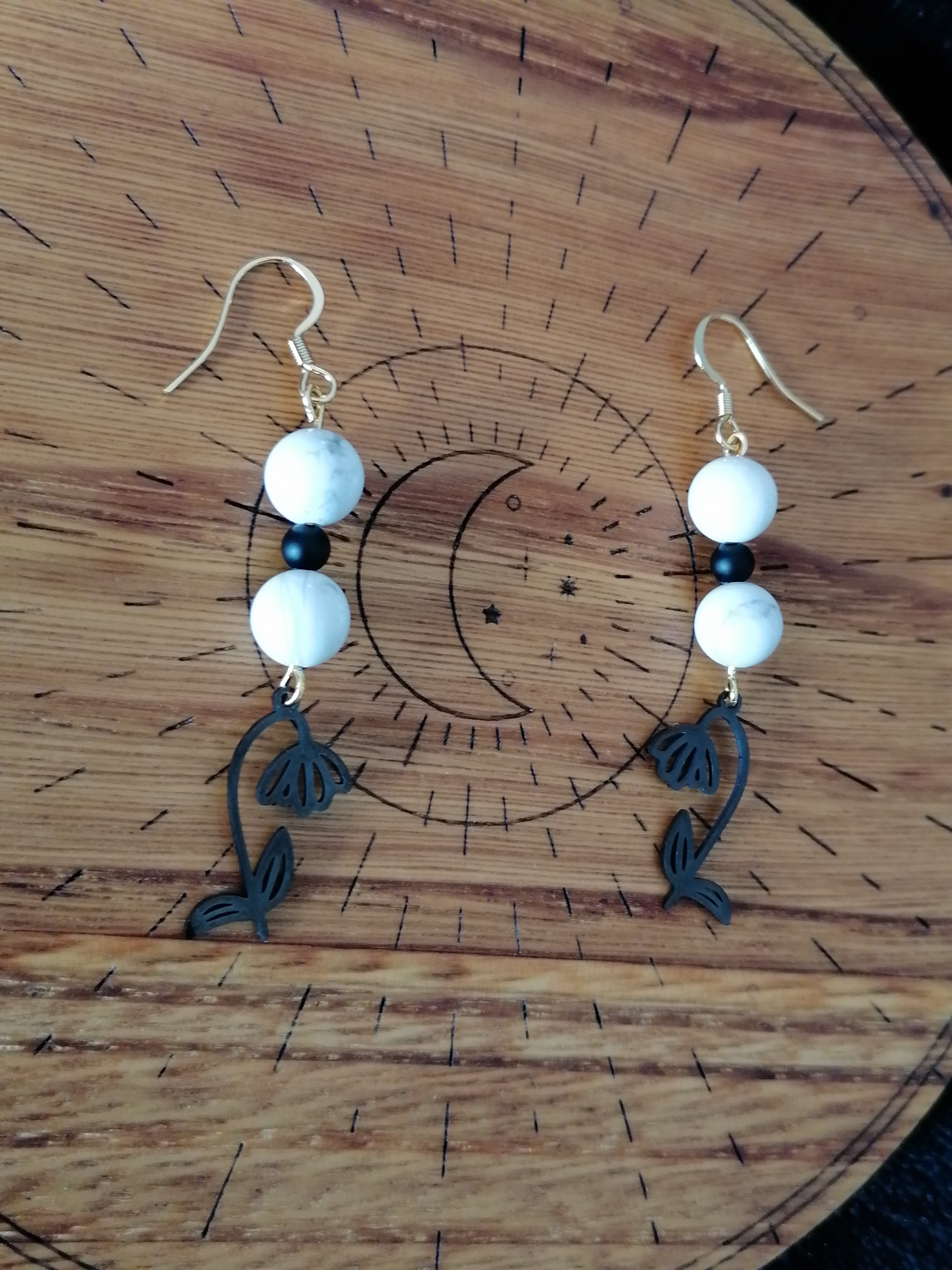 Boucles d'oreilles "perce-neige" en howlite et onyx 