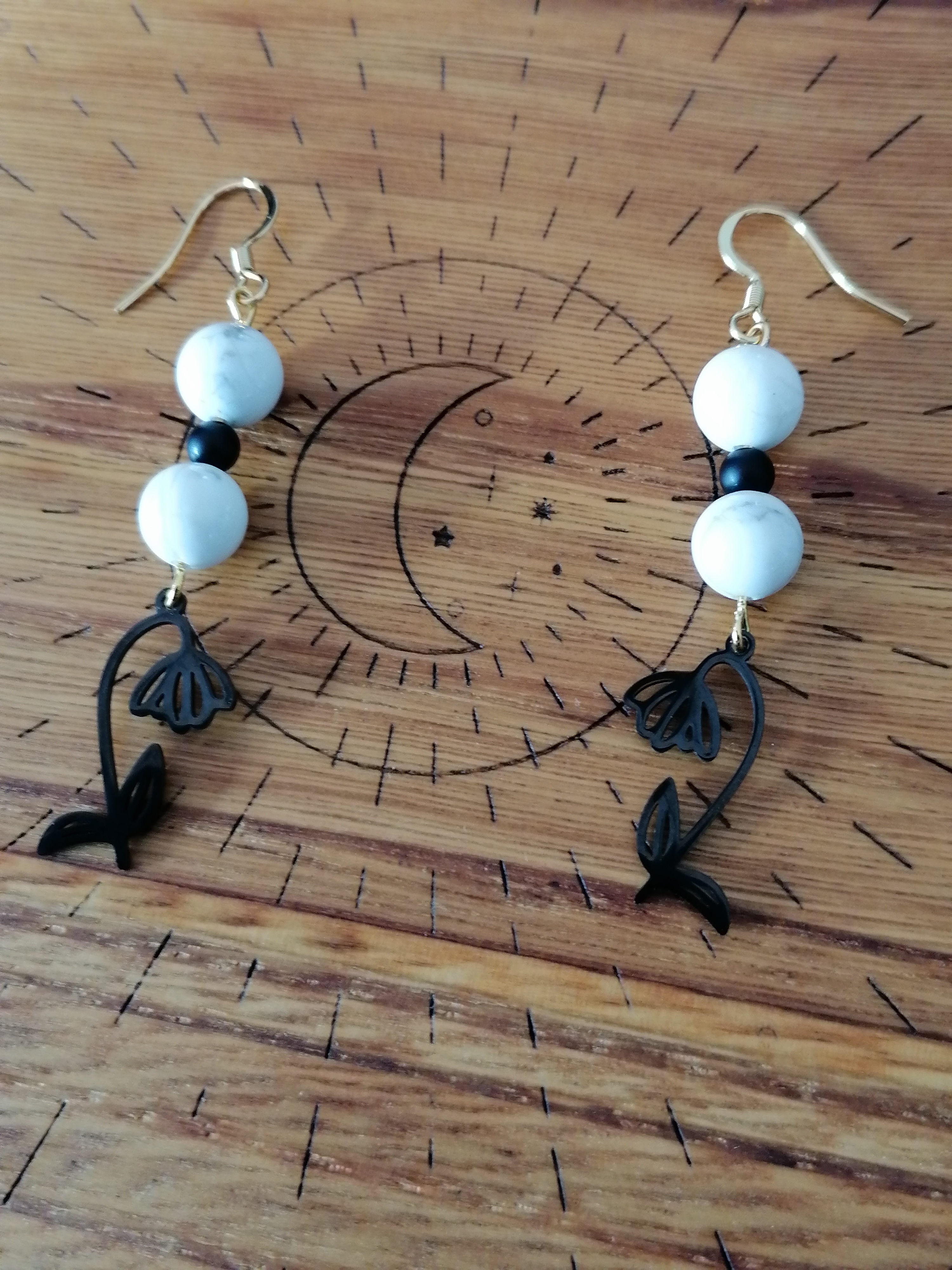 Boucles d'oreilles "perce-neige" en howlite et onyx 