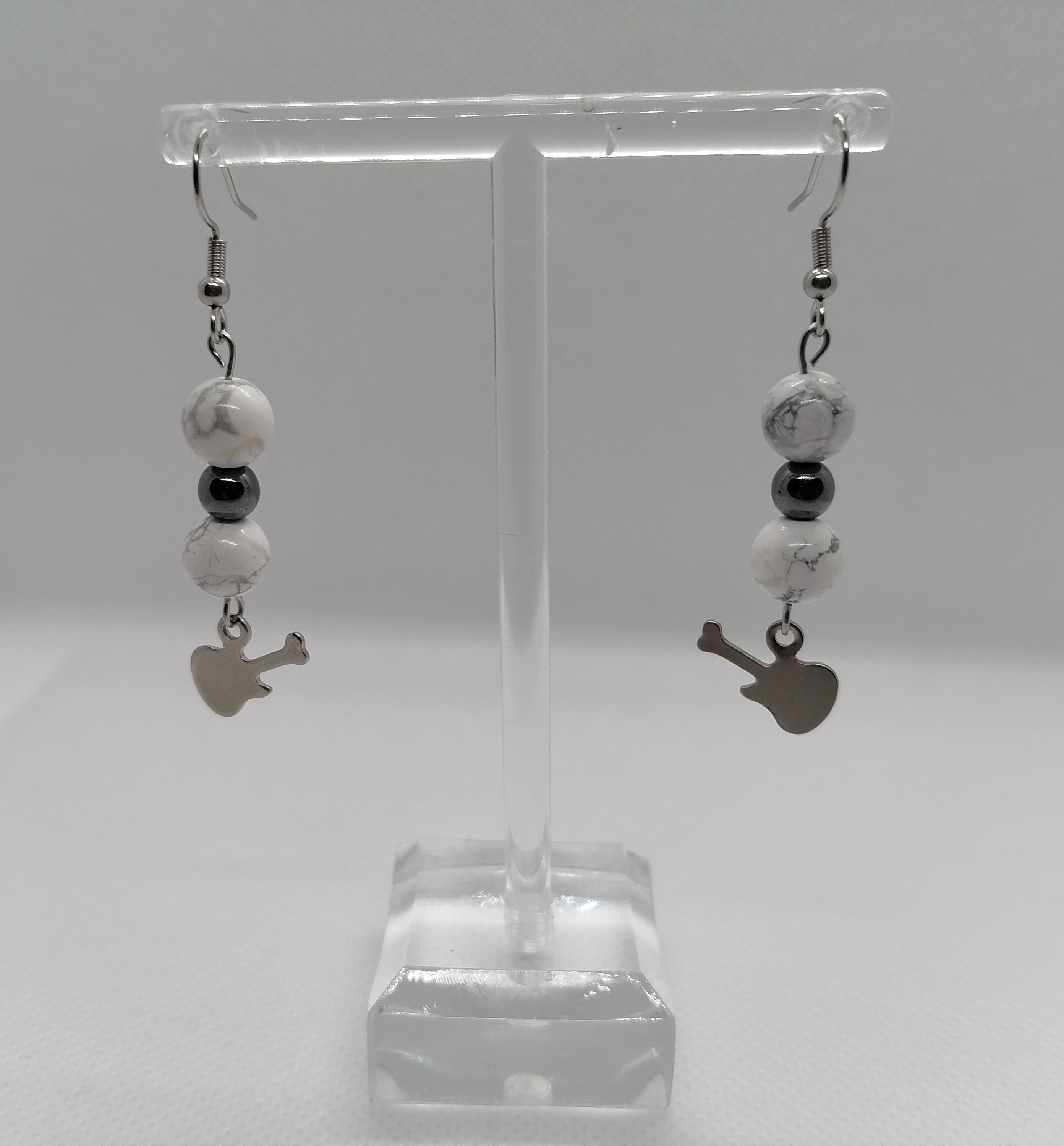 Boucles d'oreilles "guitare" en howlite et hématite