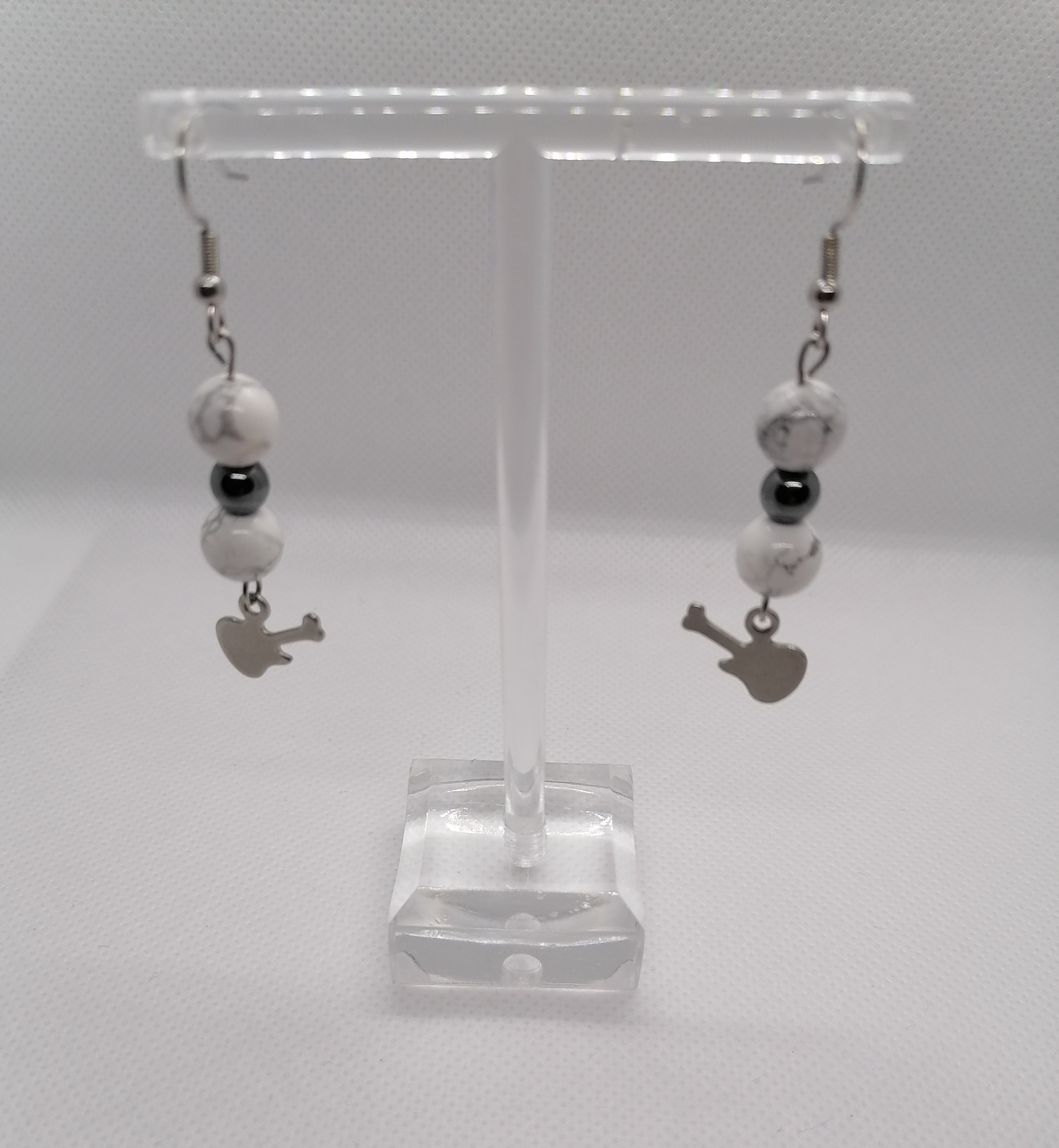 Boucles d'oreilles "guitare" en howlite et hématite