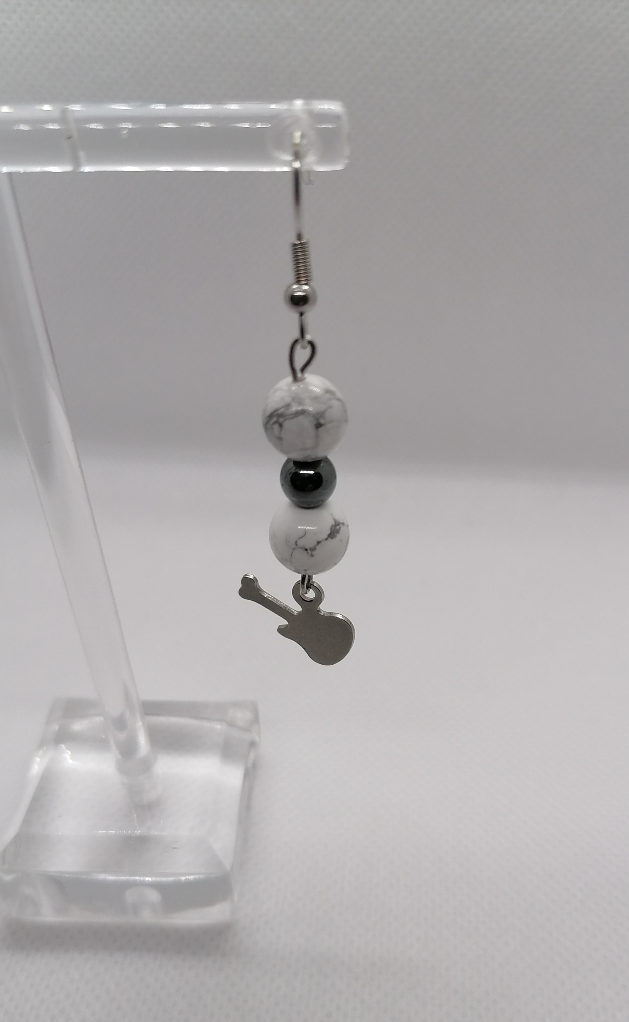 Boucles d'oreilles "guitare" en howlite et hématite