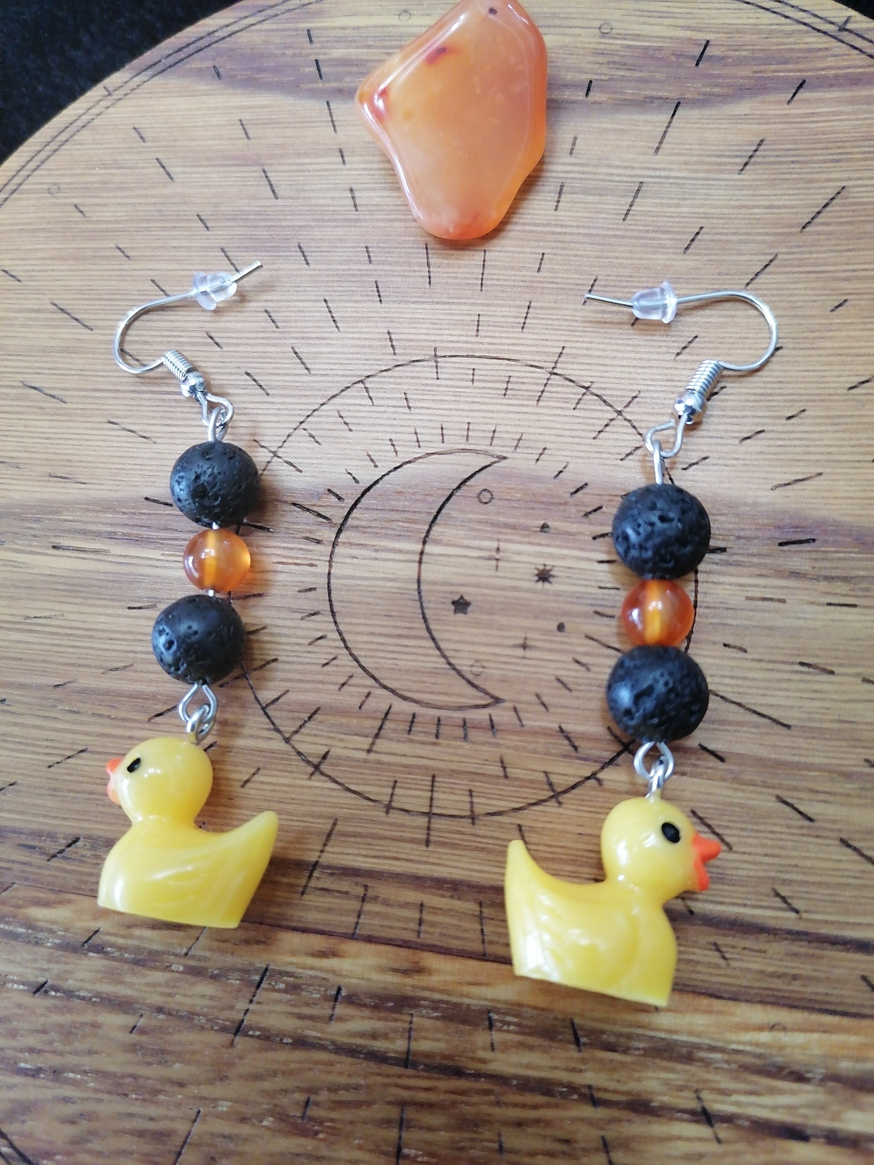 Boucles d'oreilles "mon canard" en pierre de lave et cornaline