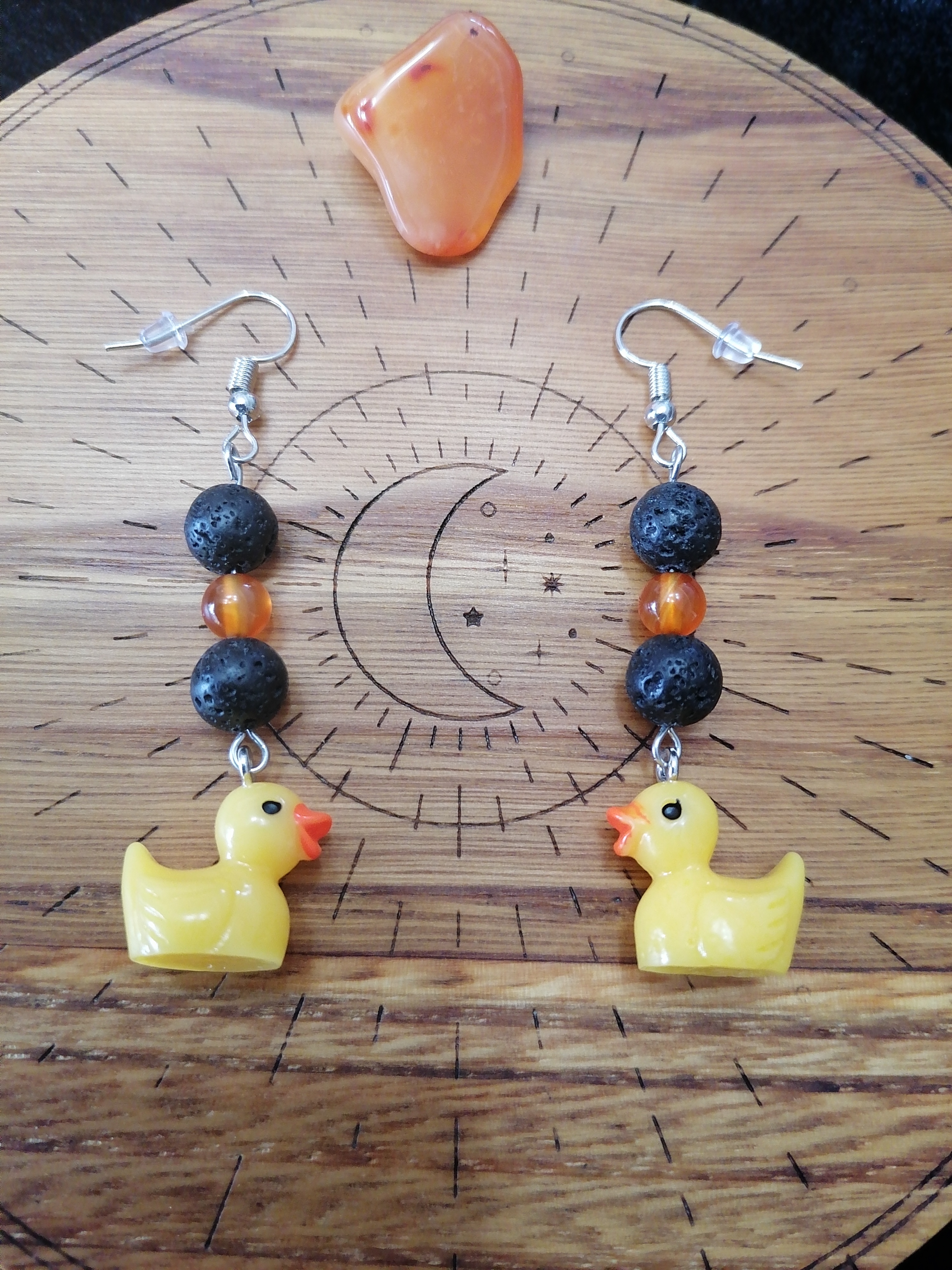 Boucles d'oreilles "mon canard" en pierre de lave et cornaline