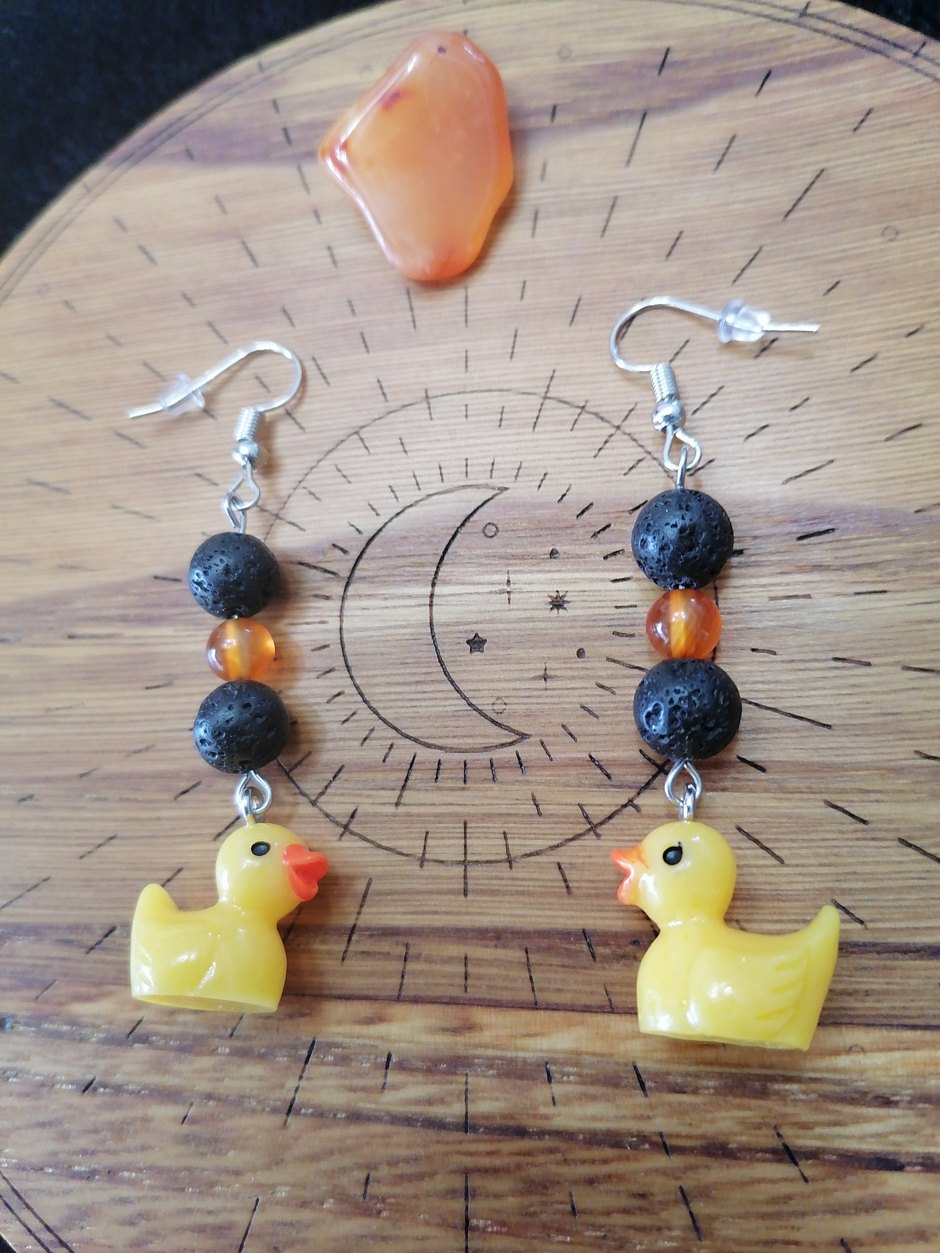 Boucles d'oreilles "mon canard" en pierre de lave et cornaline