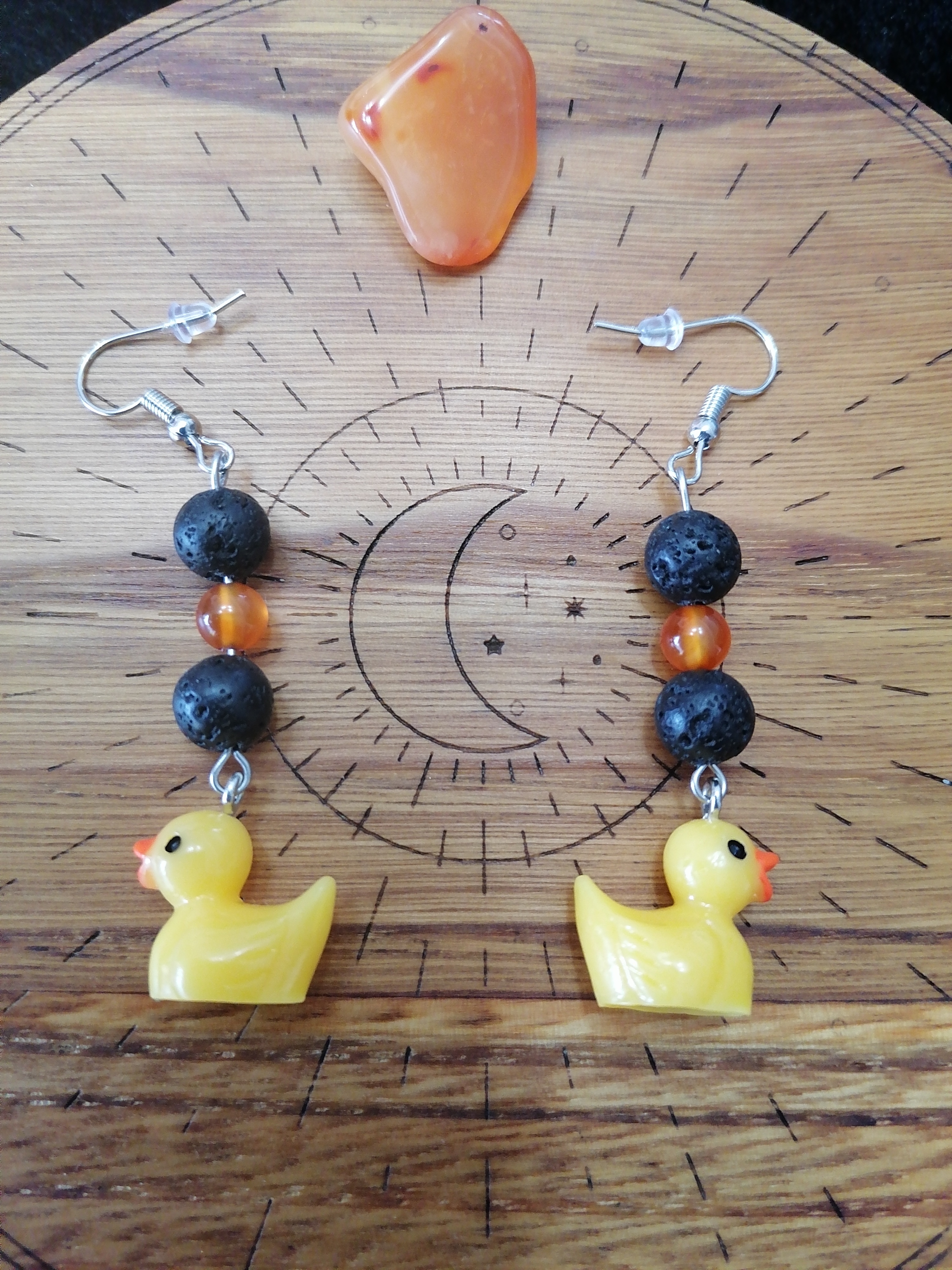 Boucles d'oreilles "mon canard" en pierre de lave et cornaline