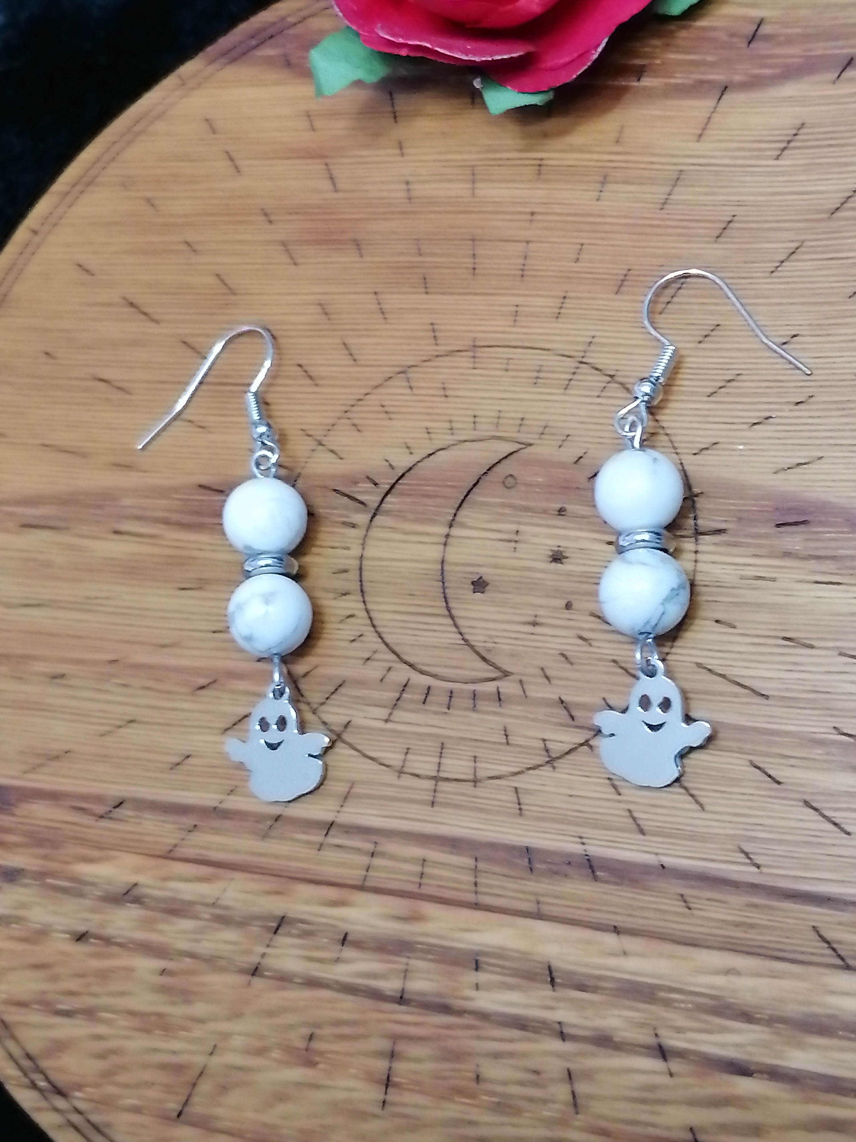 Boucles d'oreilles "fantôme" en howlite