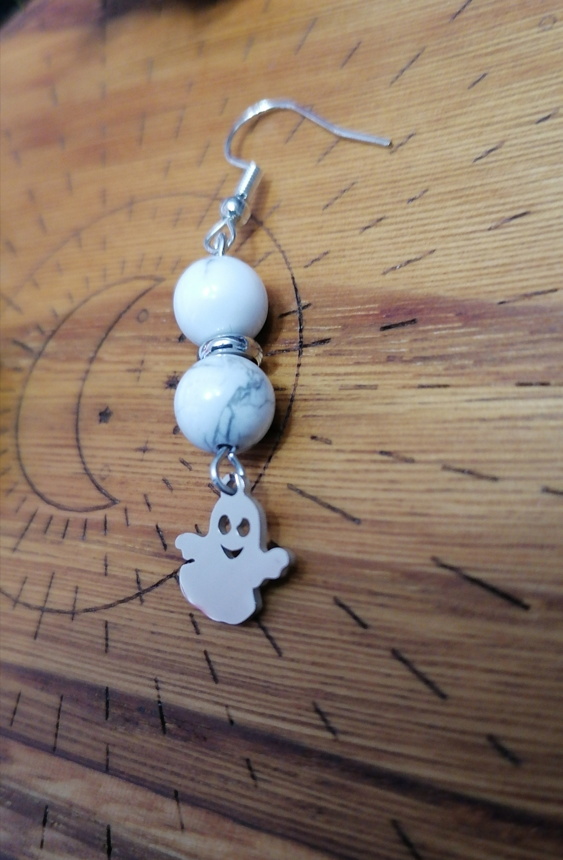 Boucles d'oreilles "fantôme" en howlite