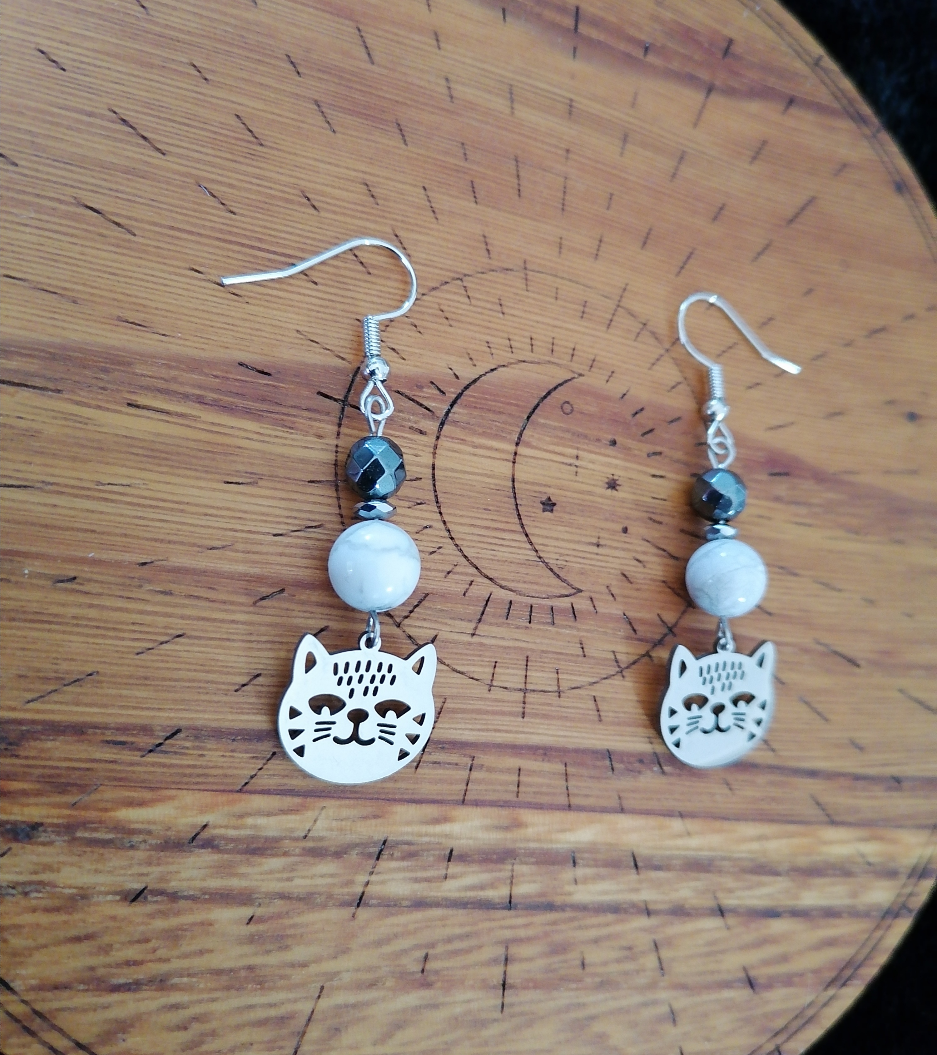 Boucles d'oreilles "chat" en howlite et hématite à facettes 