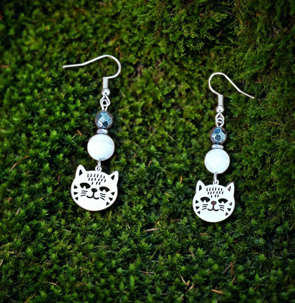 Boucles d'oreilles "chat" en howlite et hématite à facettes