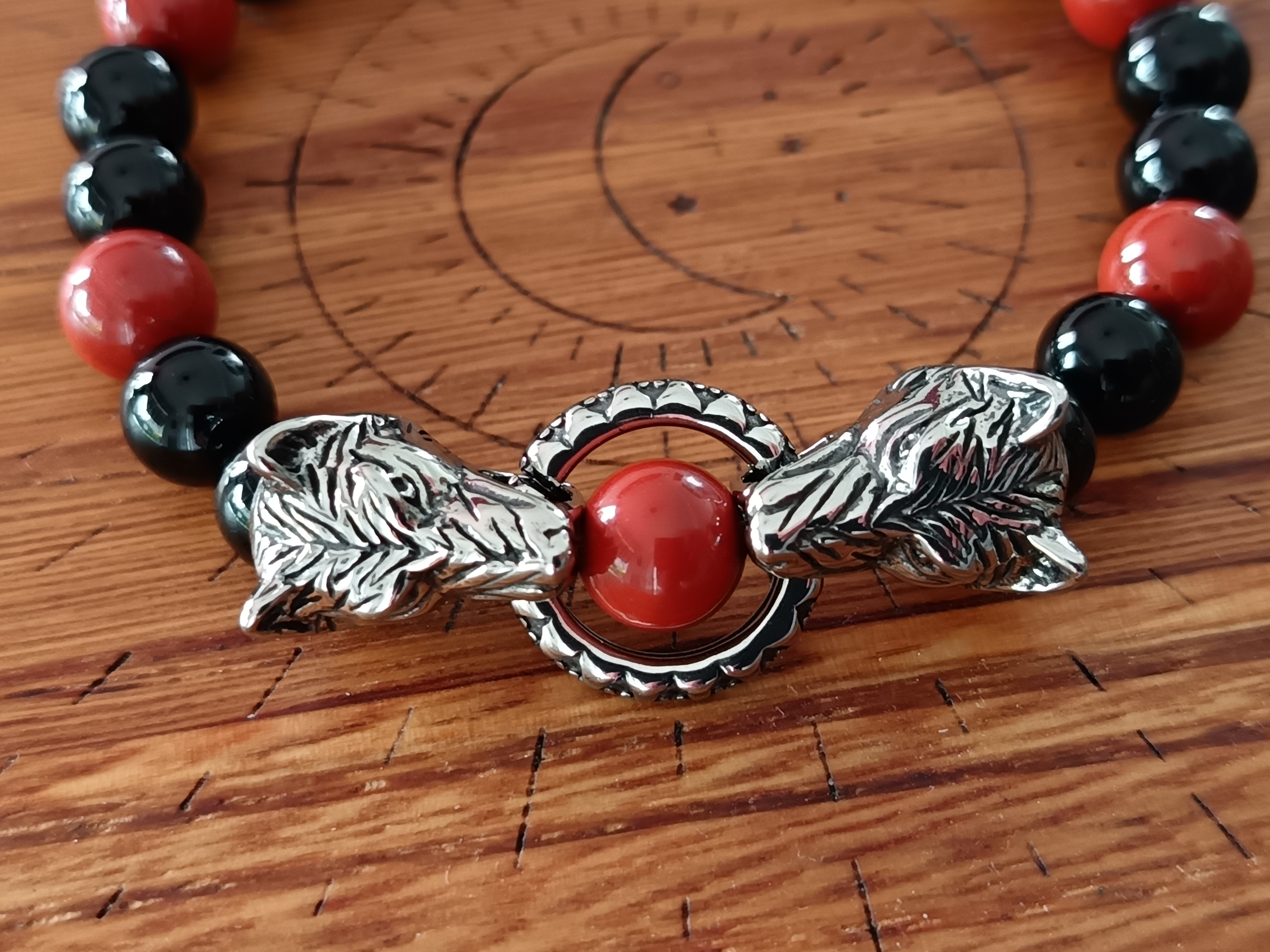 Bracelet "loup-loup" en onyx et jaspe rouge